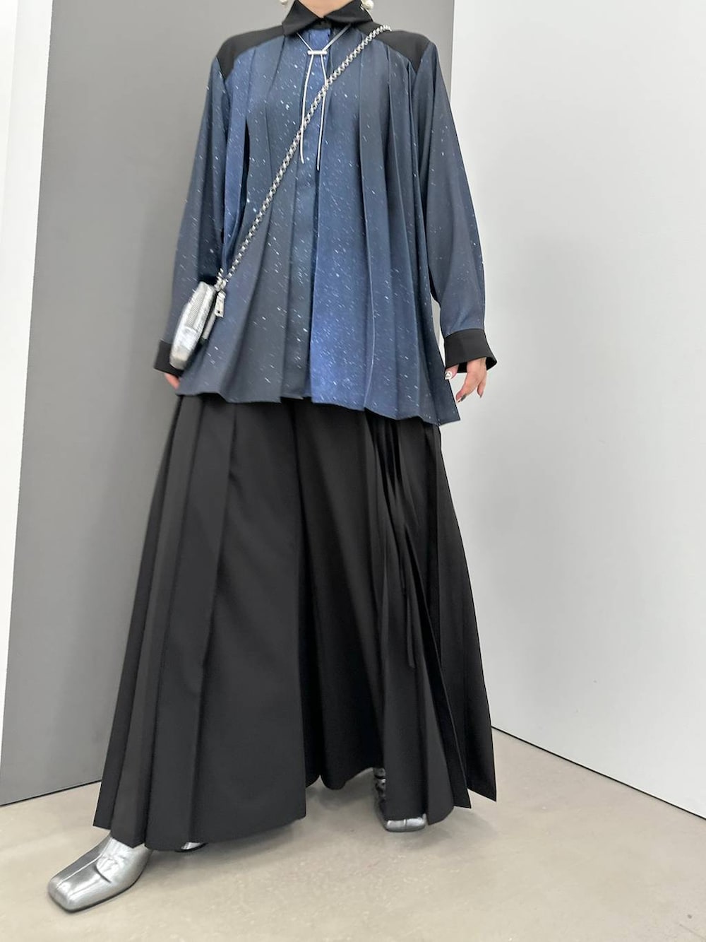 「体型カバー、着痩せ・細見え、モード、結婚式2次会、休日コーデ、デート/ロマンティック、秋コーデ、女子会、個性派、モテ、きれいめ、カラーコーデ_HARE、HARE、シャツ、シャツスタイル」｜「HAREのメタルヒールストレッチブーツ(HARE)（ブーツ、シルバー系）」を使った、hare_usamiさん（レディース・158cm）の秋コーディネートの7枚目の写真
