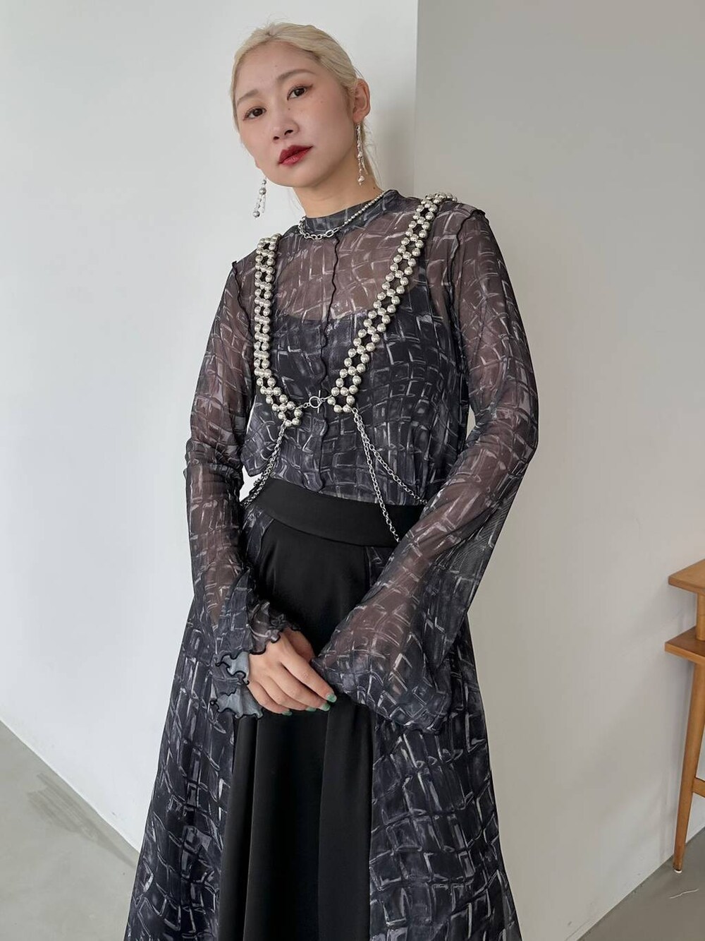「セットアップ、ロングスカート、ブーツ、体型カバー、着痩せ・細見え、モード、結婚式2次会、休日コーデ、デート/ロマンティック、秋コーデ、女子会、個性派、モテ、きれいめ、カラーコーデ_HARE」｜「HAREのメタルヒールストレッチブーツ(HARE)（ブーツ、シルバー系）」を使った、hare_usamiさん（骨格ウェーブ・レディース・158cm）の夏コーディネートの4枚目の写真