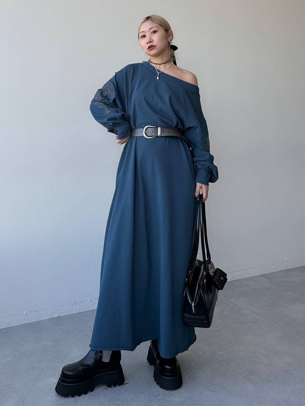 「体型カバー、着痩せ・細見え、モード、結婚式2次会、休日コーデ、デート/ロマンティック、春コーデ、女子会、個性派、モテ、きれいめ、カラーコーデ_HARE、HARE、ベルト、ワンピース」｜「HAREのサイドアキメッシュキリカエブーツ(HARE)（ブーツ、ブラック系）」を使った、hare_usamiさん（レディース・158cm）の冬コーディネートの9枚目の写真