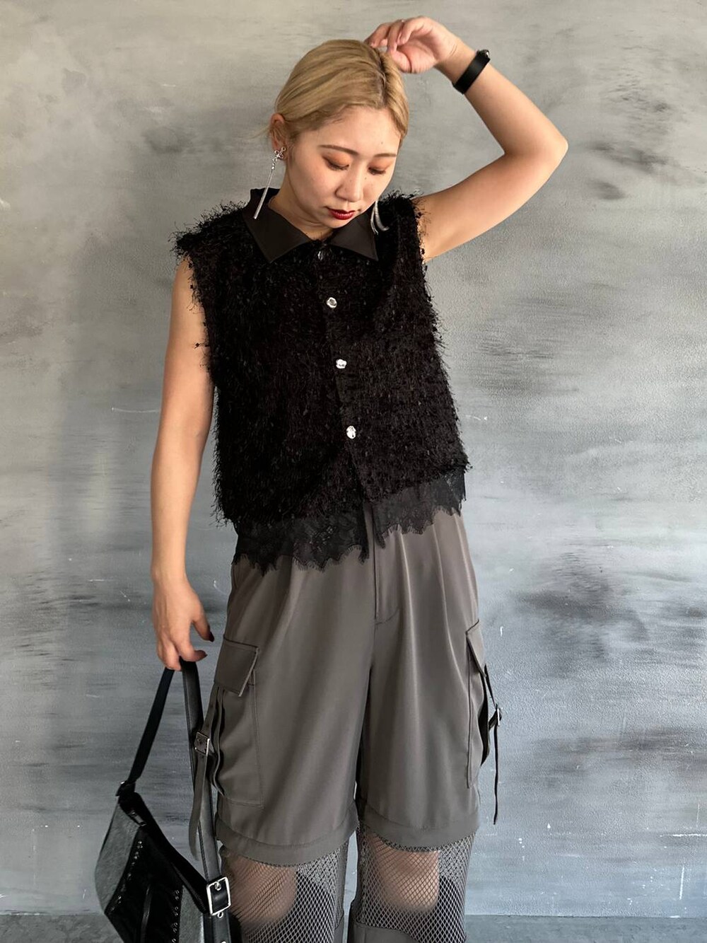 ブラック系のTシャツ/カットソー、グレー系のカーゴパンツ、ブラック系のブレスレットを着用したレディースの春コーディネートの6枚目の写真