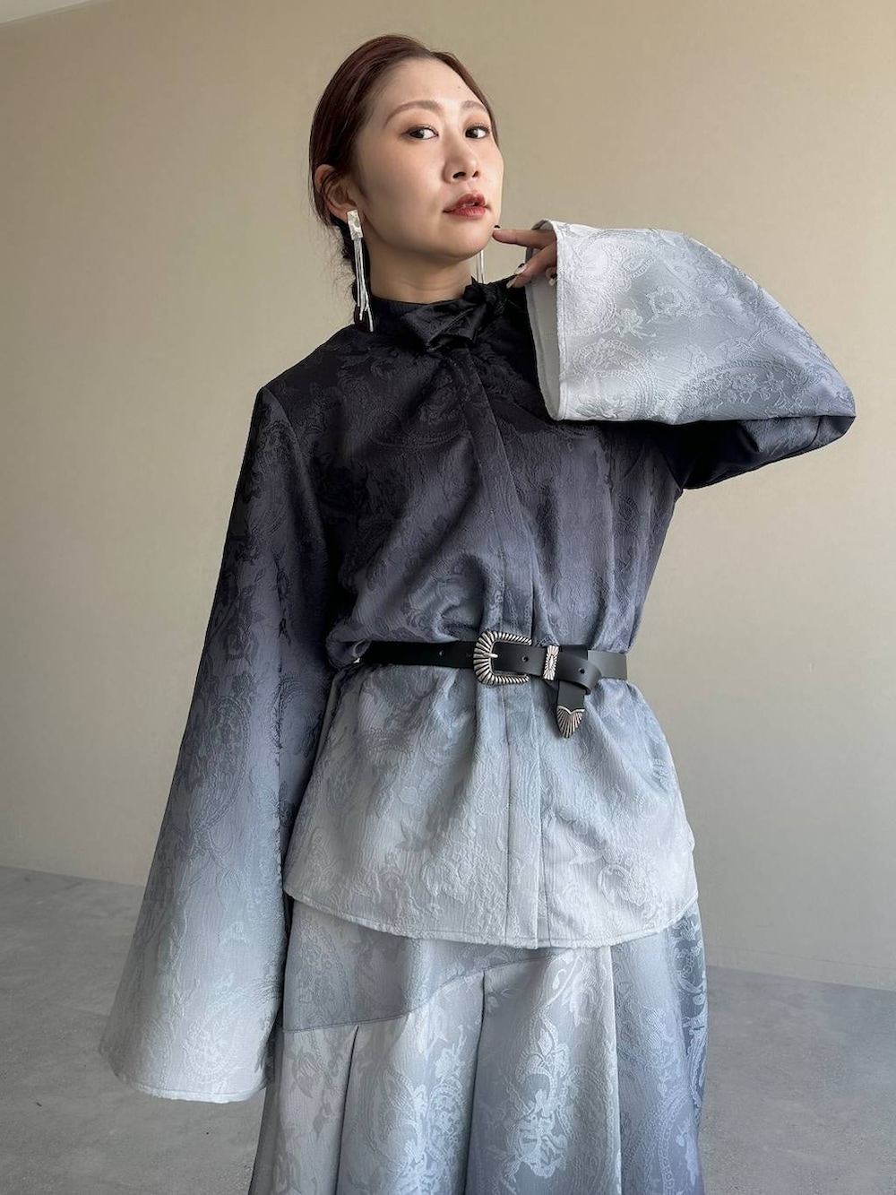 ブラック系のブーツ、ブラック系のシャツ/ブラウス、ブラック系のスカートを着用したレディースの冬コーディネートの4枚目の写真