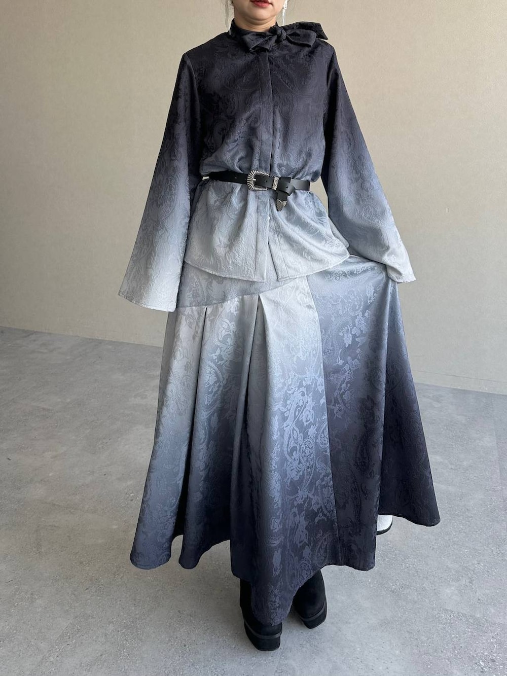 ブラック系のブーツ、ブラック系のシャツ/ブラウス、ブラック系のスカートを着用したレディースの冬コーディネートの6枚目の写真