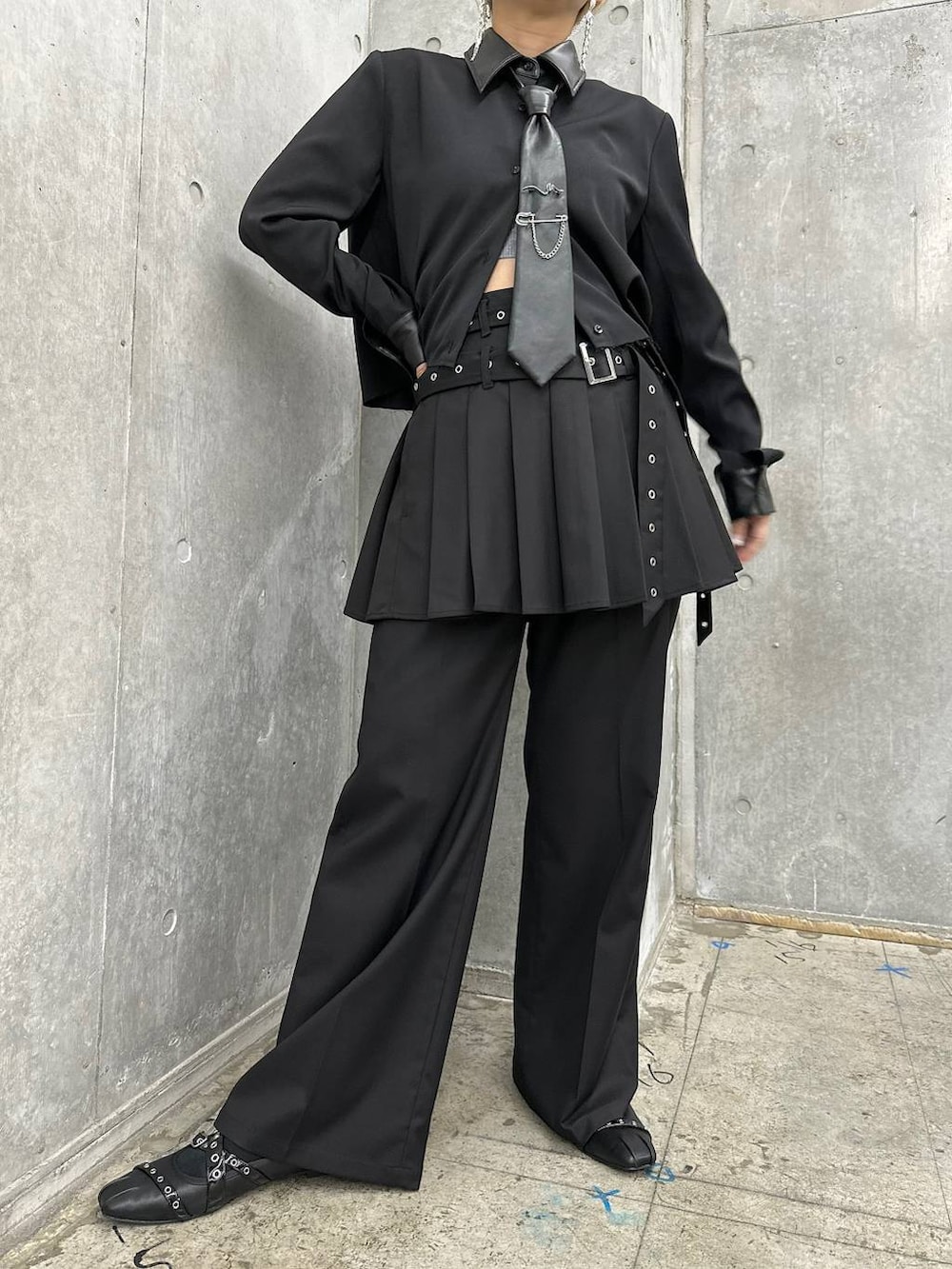 ブラック系のショルダーバッグ、ブラック系のバレエシューズ、シルバー系のピアス（両耳用）を着用したレディースの秋コーディネートの6枚目の写真