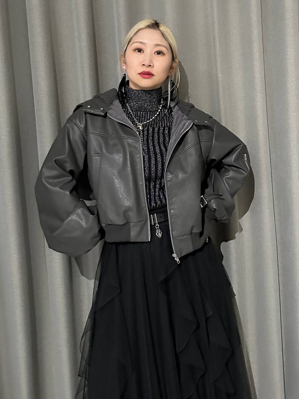 「体型カバー、着痩せ・細見え、モード、モテ、結婚式2次会、休日コーデ、デート/ロマンティック、秋コーデ、女子会、個性派、きれいめ、カラーコーデ_HARE、HARE、ロングスカート、ブルゾン」｜「HAREのラメランダムリブニット(HARE)（ニット/セーター、ブラック系）」を使った、hare_usamiさん（レディース・158cm）の冬コーディネートの6枚目の写真