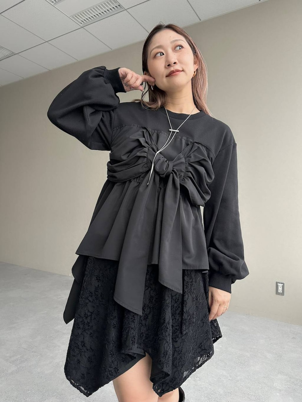 ブラック系のブーツ、ブラック系のスウェット、ブラック系のその他パンツを着用したレディースの冬コーディネートの2枚目の写真