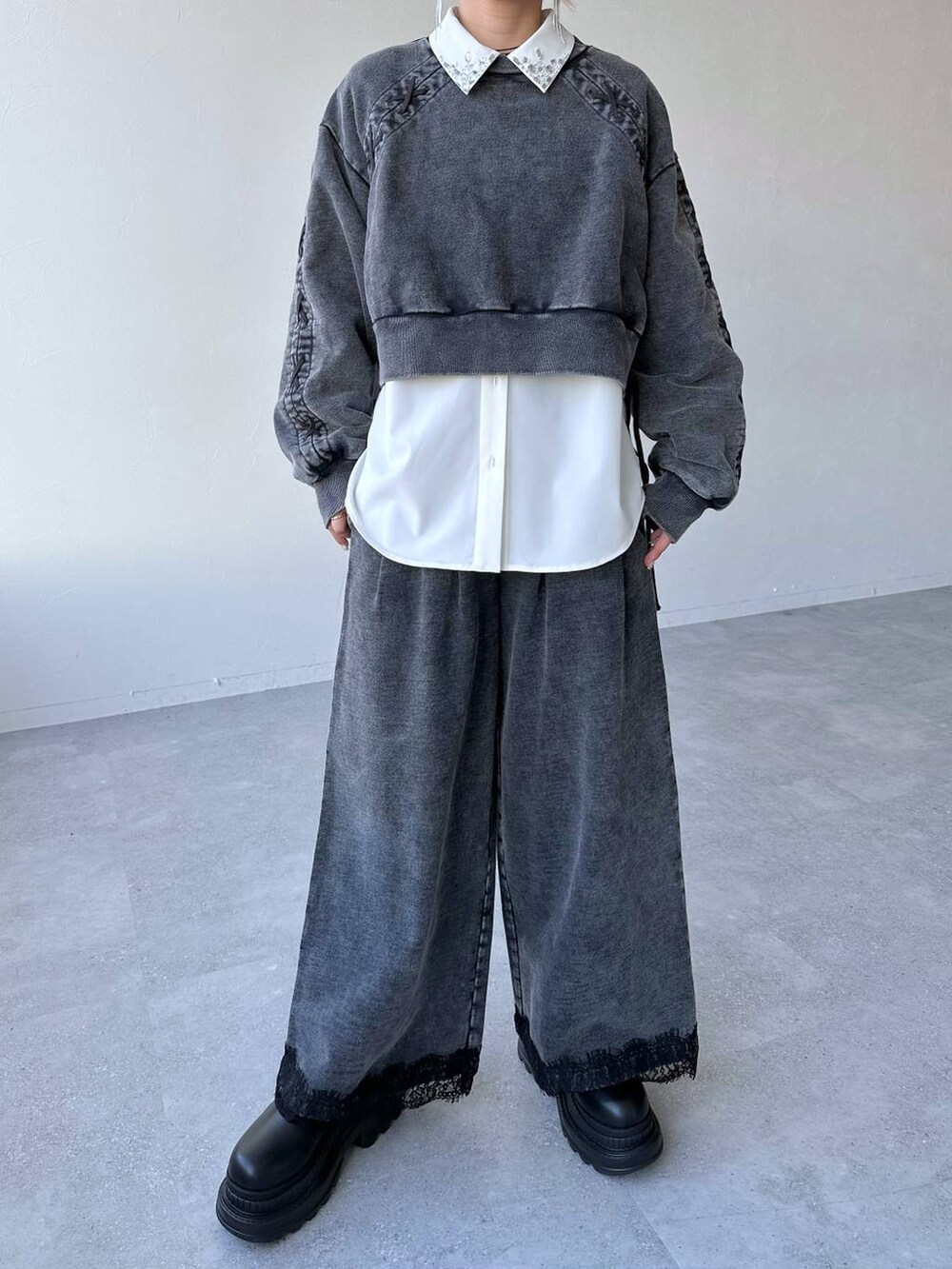 「体型カバー、着痩せ・細見え、モード、結婚式2次会、休日コーデ、デート/ロマンティック、秋コーデ、女子会、個性派、モテ、きれいめ、カラーコーデ_HARE、HARE、セットアップ、スウェット」｜「HAREのエリビジューシャツ(HARE)（シャツ/ブラウス、ホワイト系）」を使った、hare_usamiさん（レディース・158cm）の冬コーディネートの7枚目の写真
