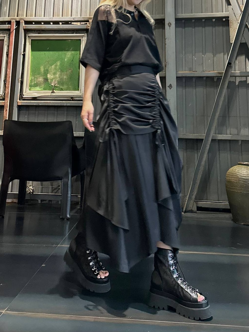 「きれいめ、着痩せ・細見え、モード、結婚式2次会、休日コーデ、デート/ロマンティック、夏コーデ、女子会、個性派、モテ、カラーコーデ_HARE、HARE、ロングスカート、ワントーン、Tシャツ」｜「HAREのメッシュレースアップブーサン(HARE)（サンダル、ブラック系）」を使った、hare_usamiさん（レディース・158cm）の夏コーディネートの7枚目の写真