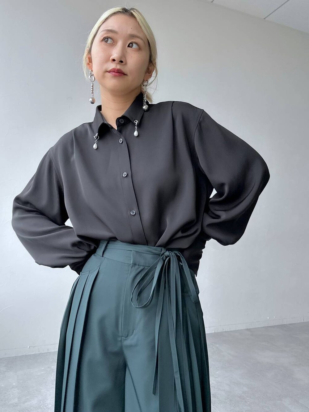 ブラック系のバレエシューズ、ブラック系のショルダーバッグ、グリーン系のその他パンツを着用したレディースの秋コーディネートの7枚目の写真