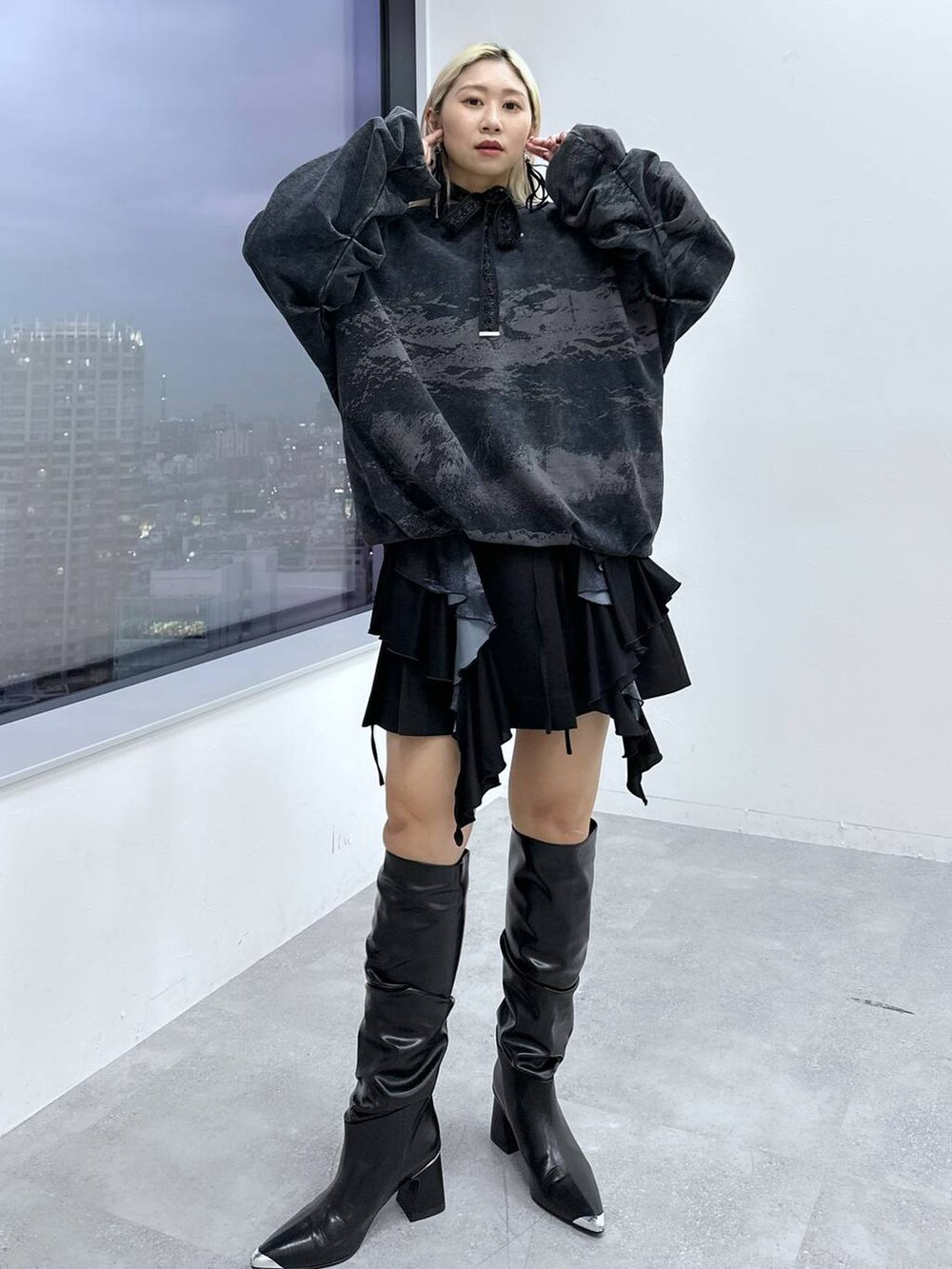 「休日コーデ、体型カバー、着痩せ・細見え、モード、結婚式2次会、デート/ロマンティック、秋コーデ、女子会、個性派、モテ、きれいめ、カラーコーデ_HARE、HARE、スウェット、ショートパンツ」｜「HAREのメタルラインロングブーツ(HARE)（ブーツ、ブラック系）」を使った、hare_usamiさん（レディース・158cm）の冬コーディネートの5枚目の写真
