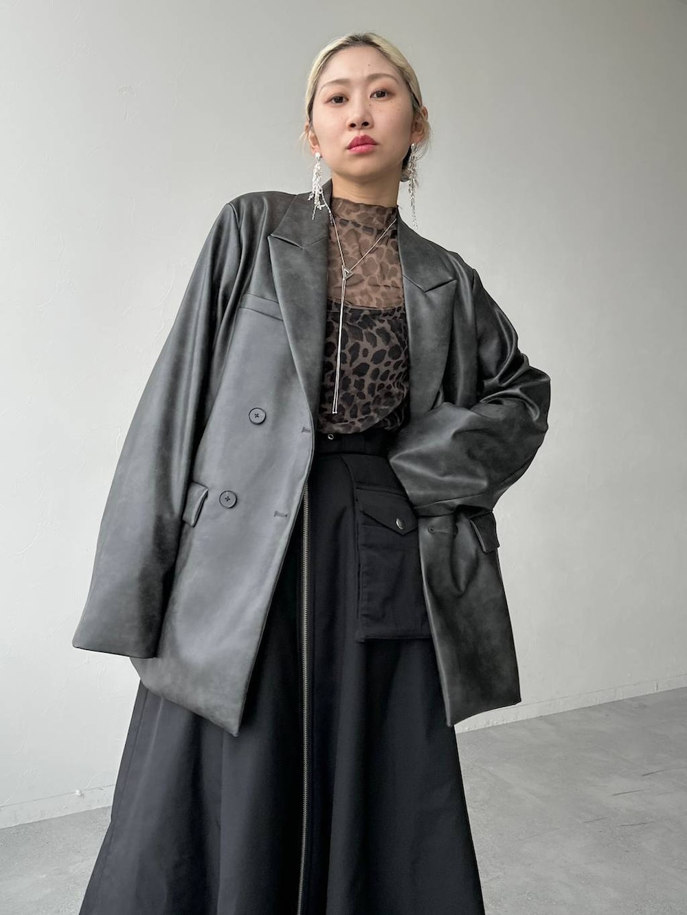 ブラウン系のTシャツ/カットソー、グレー系のテーラードジャケット、グレー系のブーツを着用したレディースの秋コーディネートの4枚目の写真