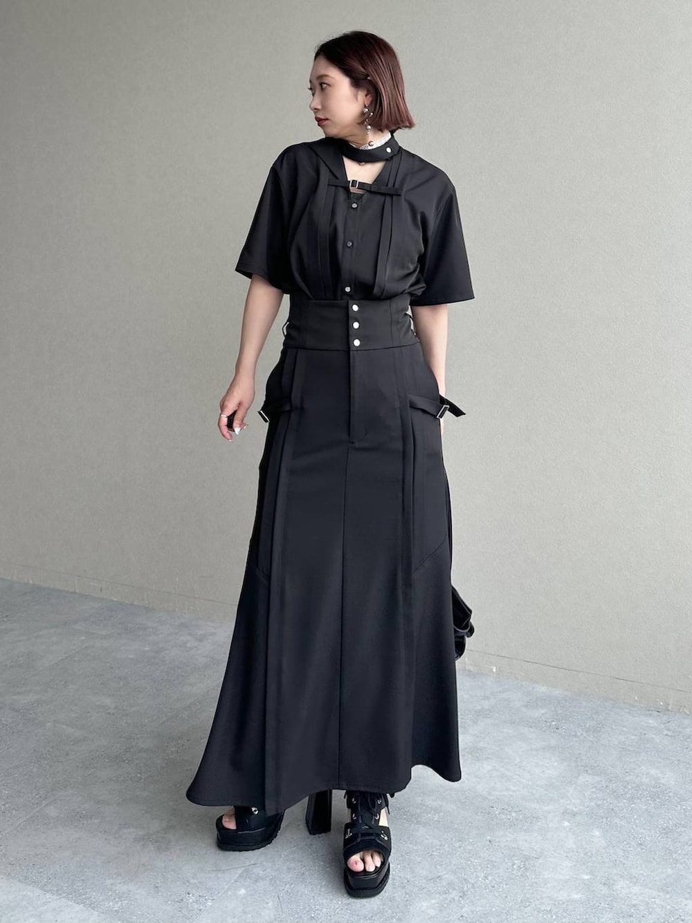 ブラック系のブーツ、ブラック系のシャツ/ブラウス、ブラック系のスカートを着用したレディースの春コーディネートの8枚目の写真