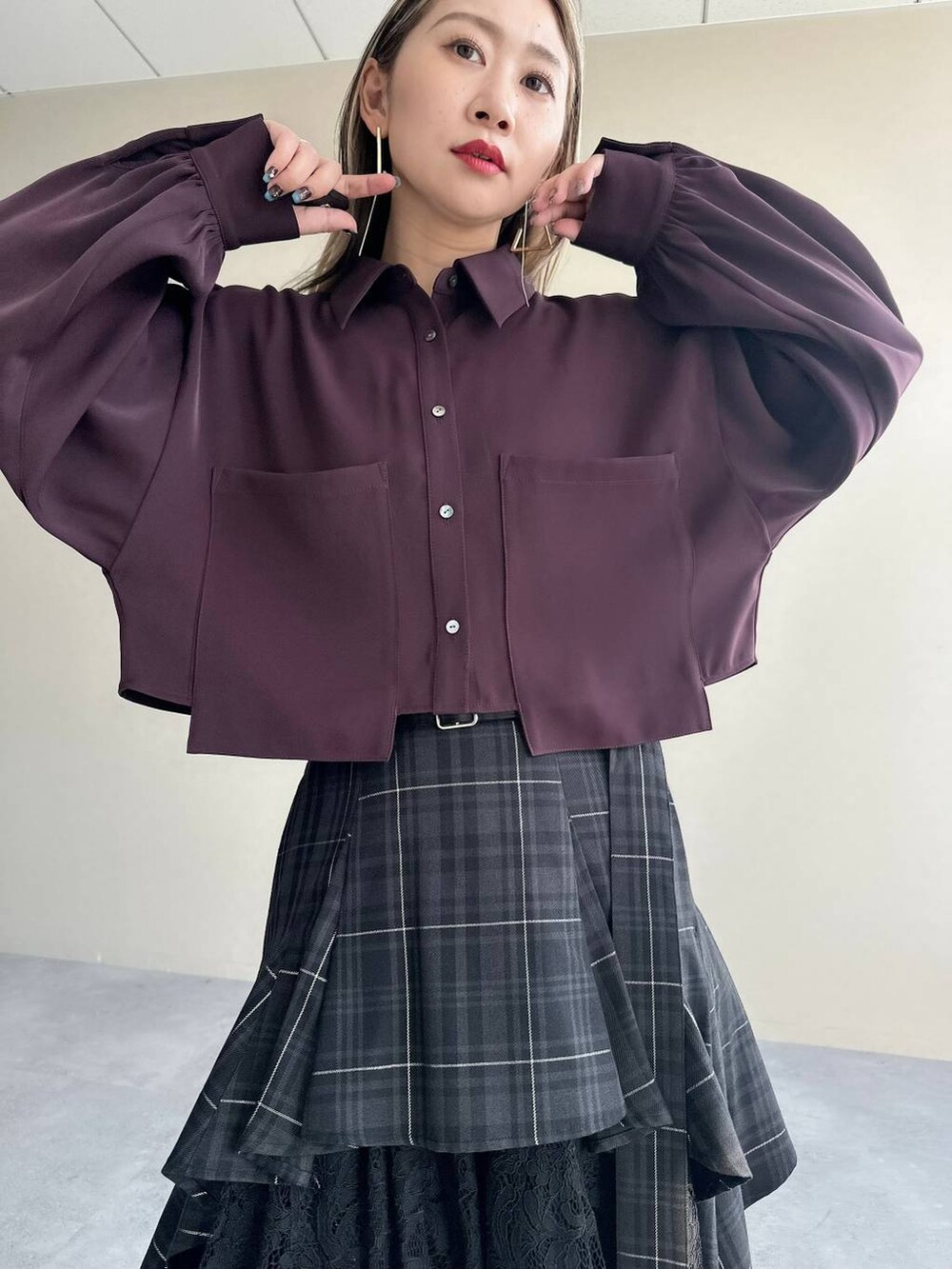 レッド系のシャツ/ブラウス、シルバー系のピアス（両耳用）を着用したレディースの夏コーディネートの6枚目の写真