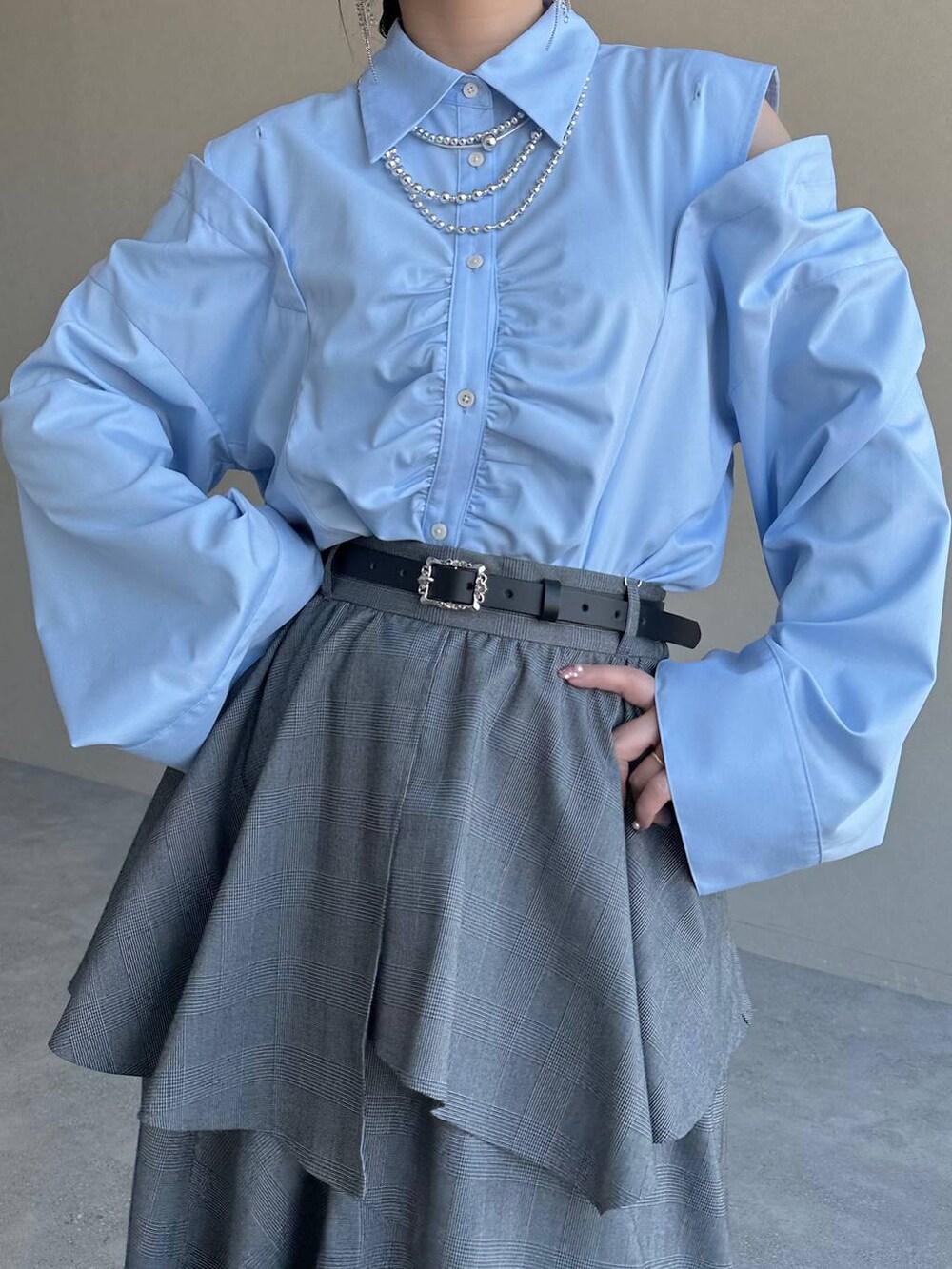 シルバー系のブーツ、ブルー系のシャツ/ブラウス、シルバー系のイヤリングを着用したレディースの冬コーディネートの3枚目の写真