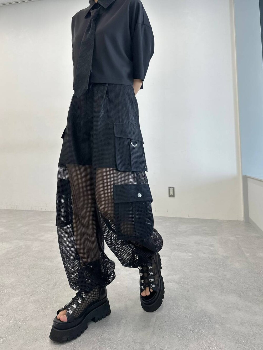 「体型カバー、着痩せ・細見え、モード、結婚式2次会、休日コーデ、デート/ロマンティック、秋コーデ、女子会、個性派、モテ、きれいめ、カラーコーデ_HARE、HARE、ワイドパンツ、ワントーン」｜「HAREのフクレジャガードラメバッグ(HARE）（ショルダーバッグ、グリーン系）」を使った、hare_usamiさん（骨格ウェーブ・レディース・158cm）の春コーディネートの9枚目の写真