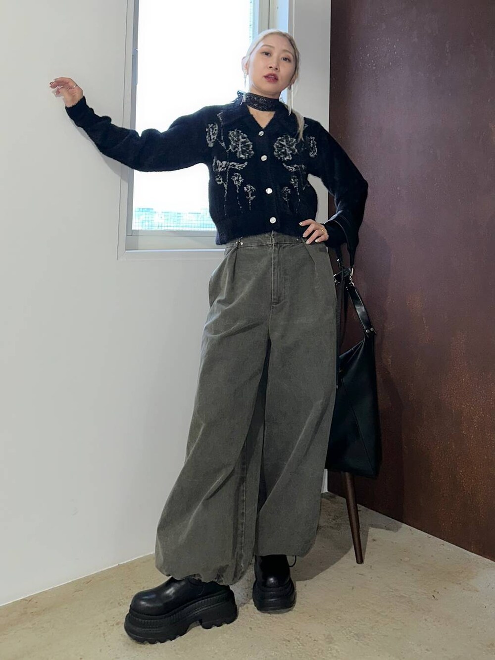 「体型カバー、着痩せ・細見え、モード、結婚式2次会、休日コーデ、デート/ロマンティック、秋コーデ、女子会、個性派、モテ、きれいめ、カラーコーデ_HARE、HARE、デニムパンツ、ニット」｜「HAREのバイカーデザインブーツ(HARE)（ブーツ、ブラック系）」を使った、hare_usamiさん（レディース・158cm）の秋コーディネートの7枚目の写真