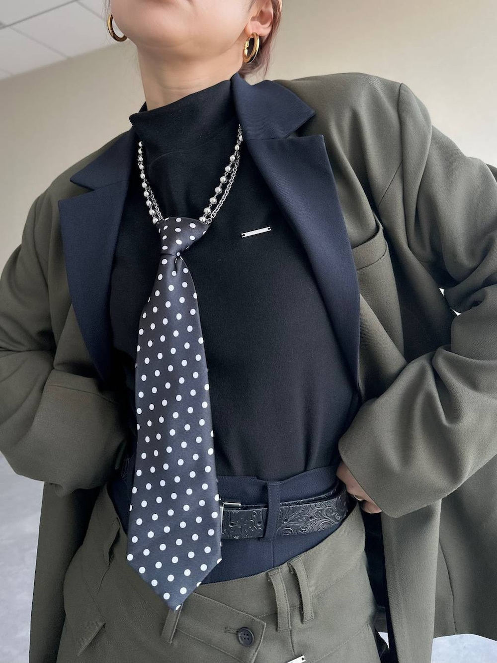 その他のネクタイ、ブラック系のショルダーバッグ、ブラック系のローファーを着用したレディースの冬コーディネートの5枚目の写真