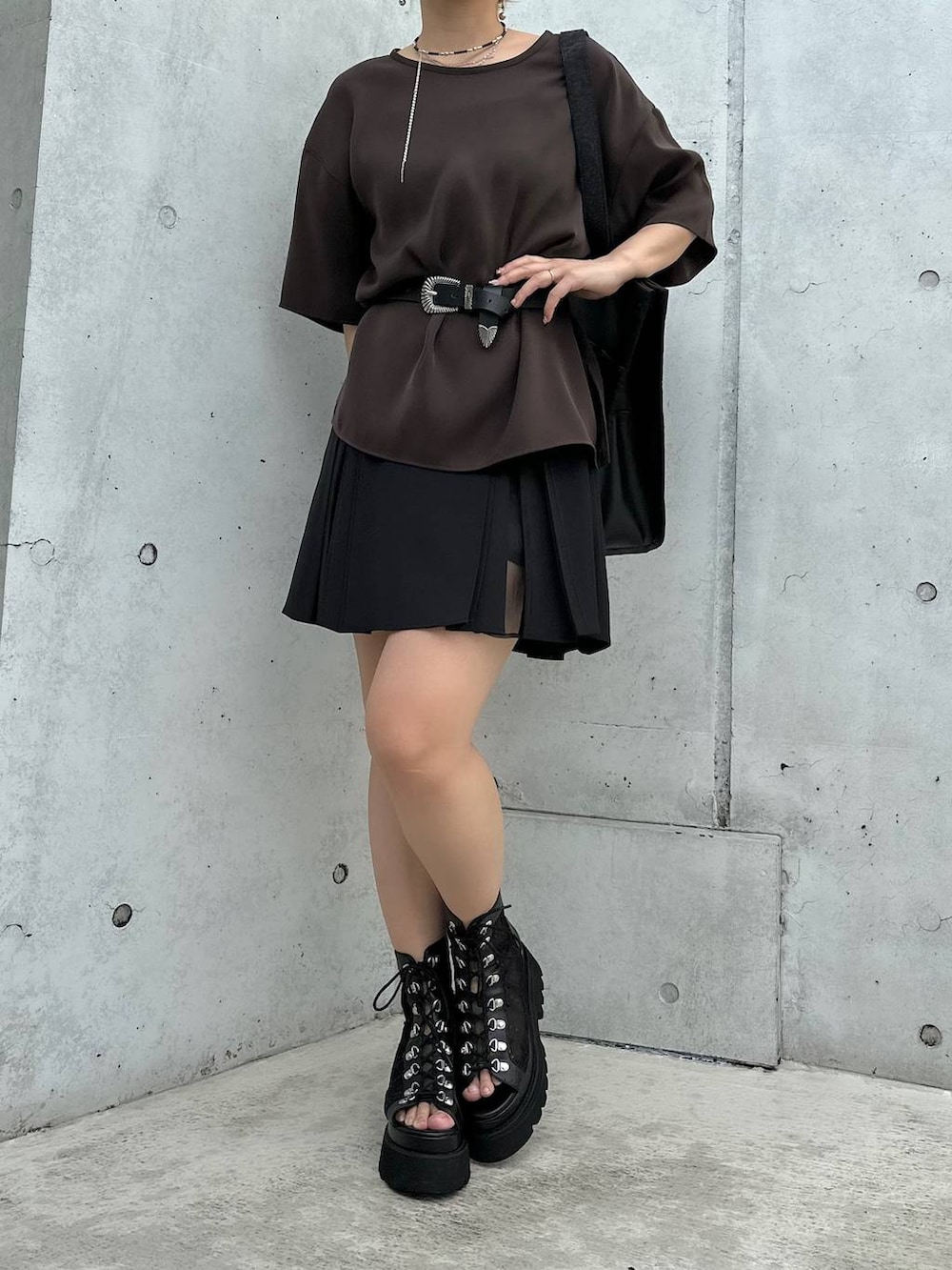 「カラーコーデ_HARE、HARE、きれいめ、着痩せ・細見え、モード、結婚式2次会、休日コーデ、デート/ロマンティック、夏コーデ、女子会、個性派、モテ、Tシャツ、トートバッグ」｜「HAREのメッシュレースアップブーサン(HARE)（サンダル、ブラック系）」を使った、hare_usamiさん（レディース・158cm）の夏コーディネートの8枚目の写真