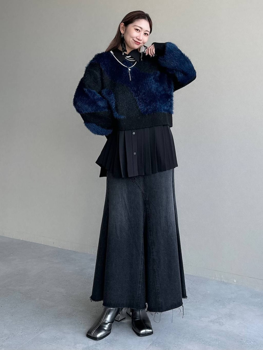 ブラック系のデニムスカート、シルバー系のブーツ、ブラック系のシャツ/ブラウスを着用したレディースの秋コーディネートの8枚目の写真