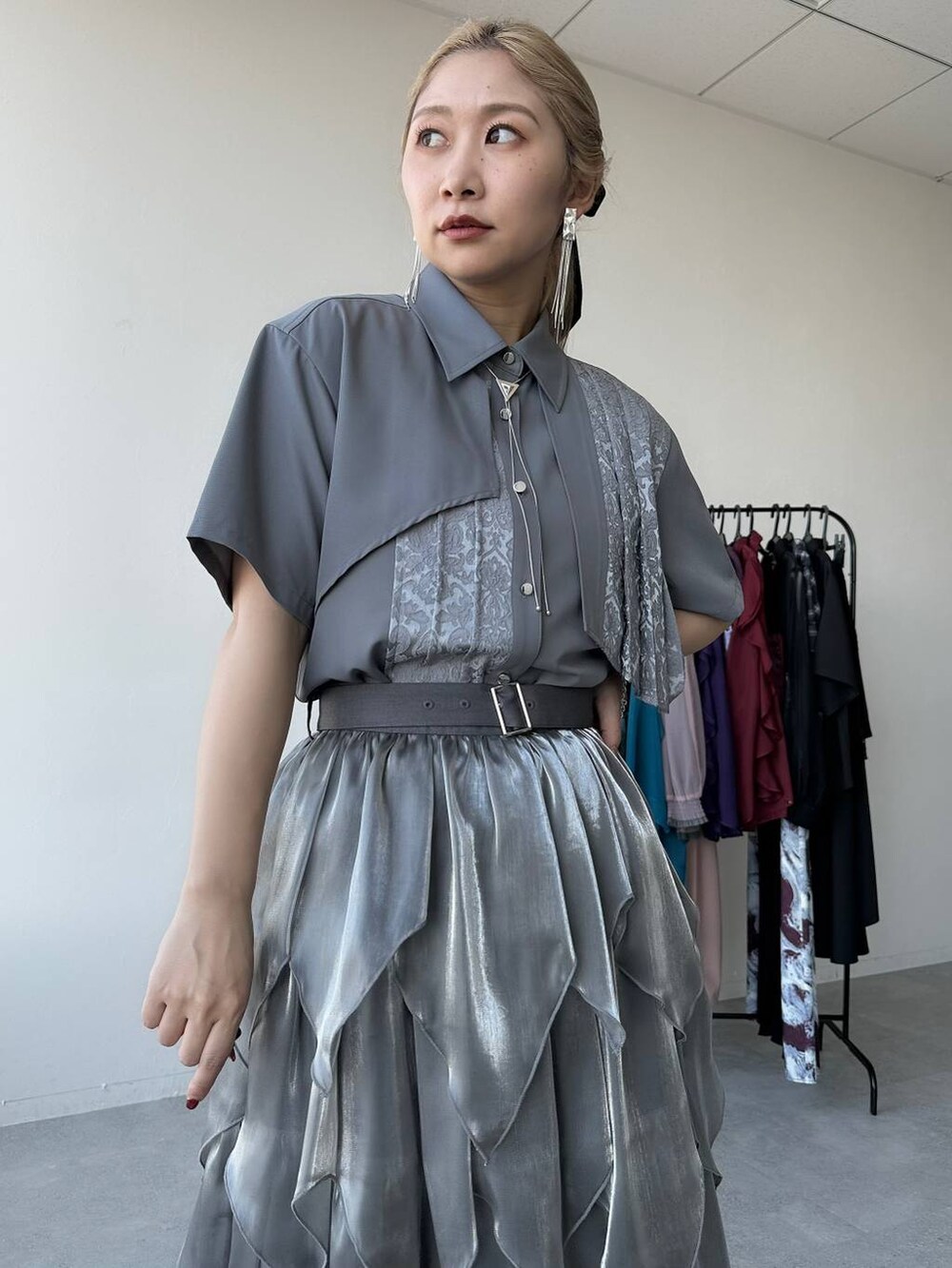「きれいめ、着痩せ・細見え、モード、結婚式2次会、休日コーデ、デート/ロマンティック、春コーデ、女子会、個性派、モテ、カラーコーデ_HARE、HARE、シャツ、シャツスタイル、スカート」｜「HAREのループタイネックレス(HARE)（ネックレス、シルバー系）」を使った、hare_usamiさん（レディース・158cm）の春コーディネートの3枚目の写真