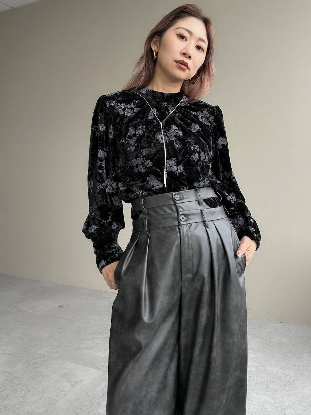 グレー系のその他パンツ、シルバー系のブーツ、パープル系のチュニックを着用したレディースの冬コーディネートの4枚目の写真