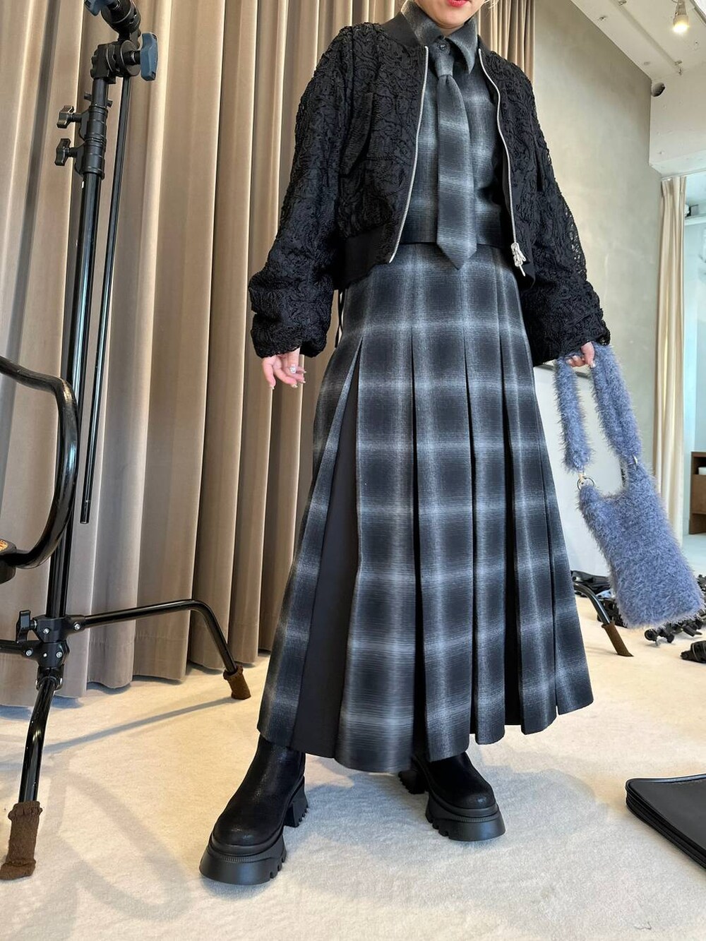 「結婚式2次会、休日コーデ、デート/ロマンティック、秋コーデ、女子会、きれいめ、HARE、シャツ、シャツスタイル、セットアップ、スカート、カラーコーデ_HARE、体型カバー、着痩せ・細見え、モード」｜「HAREのメタリックサイドゴアブーツ(HARE)（ブーツ、ブラック系）」を使った、hare_usamiさん（骨格ウェーブ・レディース・158cm）の秋コーディネートの4枚目の写真