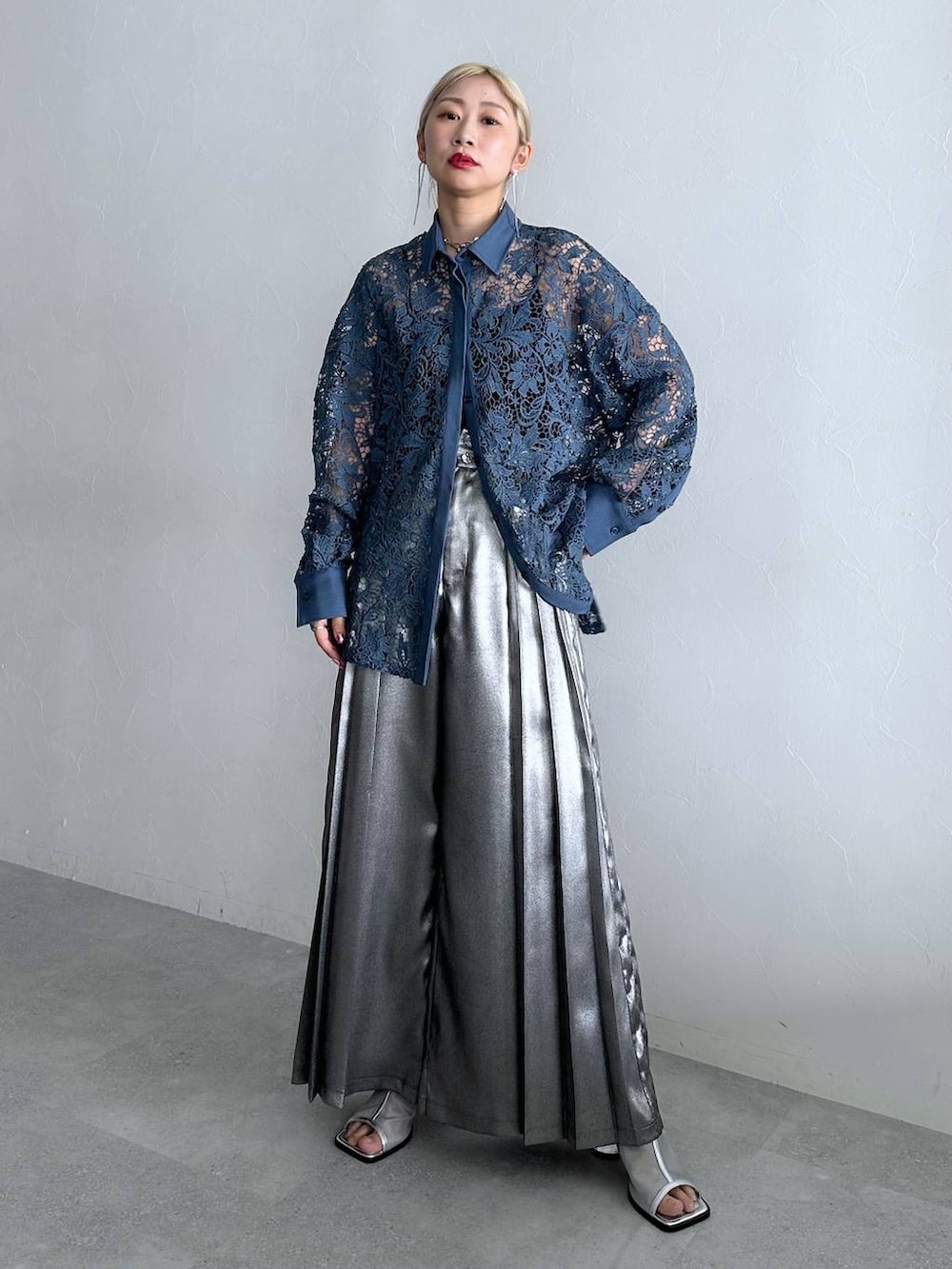 シルバー系のサンダル、シルバー系のその他パンツ、ブルー系のシャツ/ブラウスを着用したレディースの夏コーディネートの6枚目の写真