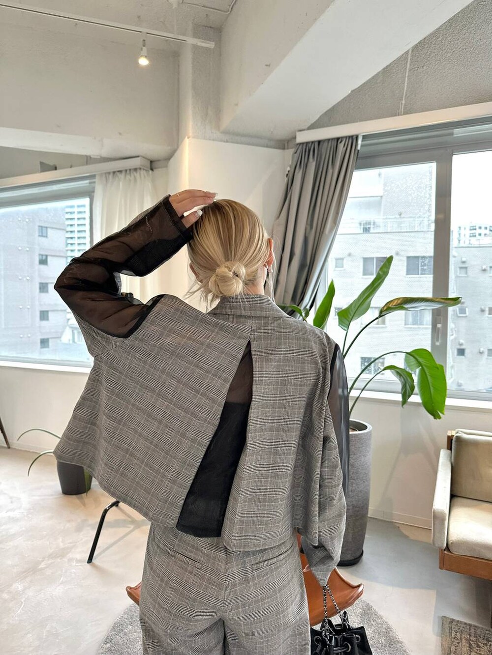 ブラック系のサンダル、ブラウン系のキャミソール、ブラウン系のその他パンツを着用したレディースの夏コーディネートの5枚目の写真