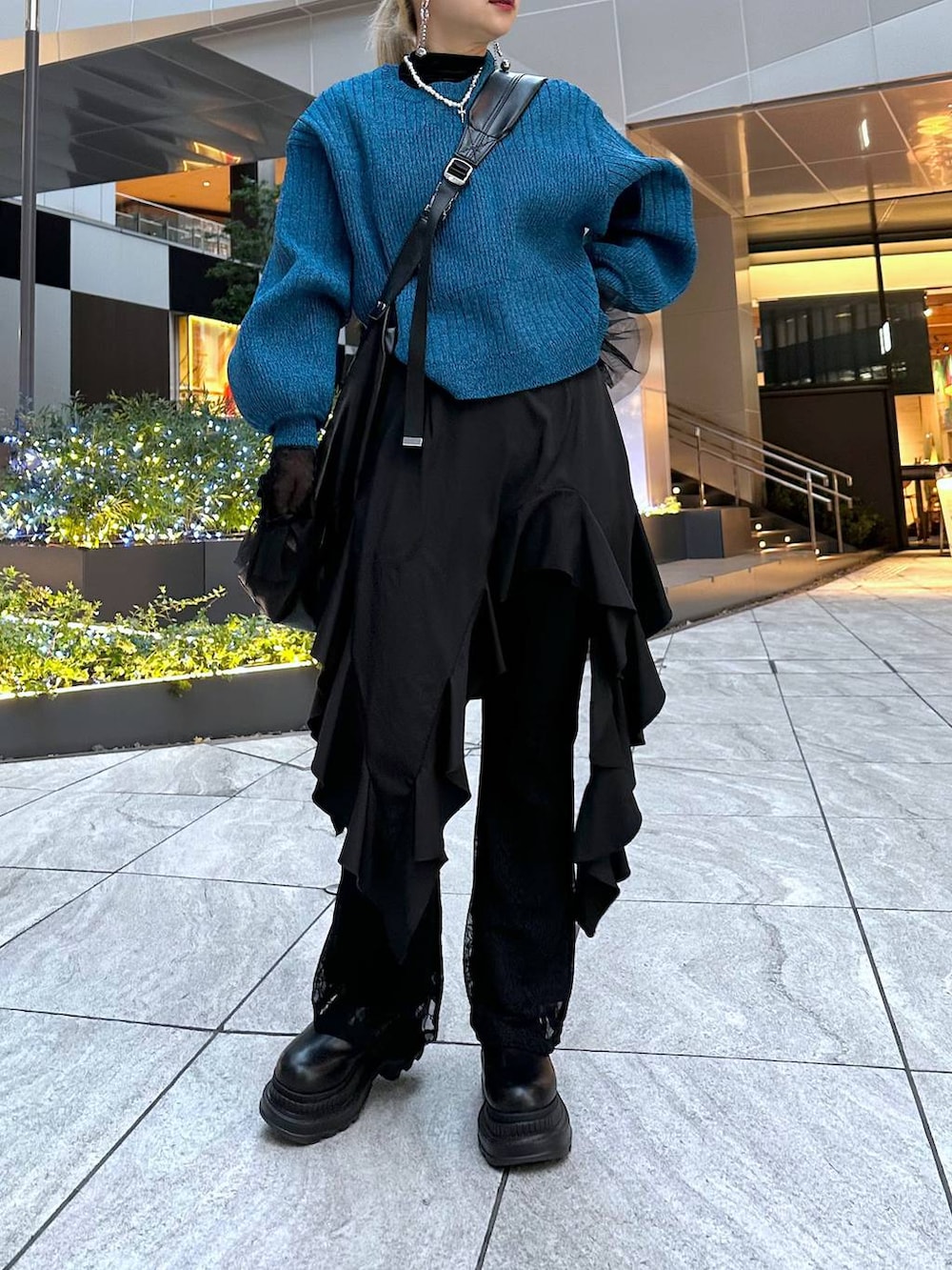 ブラック系のTシャツ/カットソー、ブラック系のブーツ、ブラック系のショルダーバッグを着用したレディースの冬コーディネートの7枚目の写真