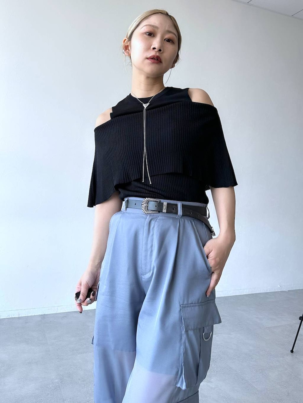 「きれいめ、着痩せ・細見え、モード、結婚式2次会、休日コーデ、デート/ロマンティック、春コーデ、女子会、個性派、モテ、カラーコーデ_HARE、HARE、ワイドパンツ」｜「HAREのループタイネックレス(HARE)（ネックレス、シルバー系）」を使った、hare_usamiさん（レディース・158cm）の夏コーディネートの3枚目の写真