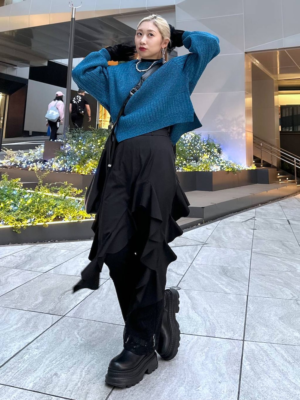 ブラック系のTシャツ/カットソー、ブラック系のブーツ、ブラック系のショルダーバッグを着用したレディースの冬コーディネートの9枚目の写真