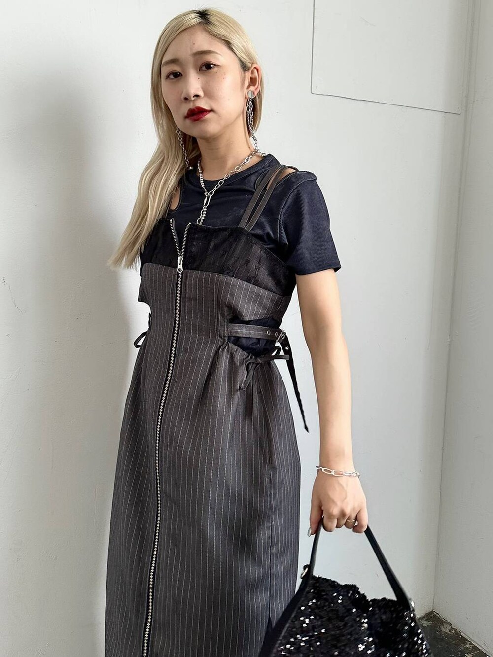 「キャミワンピース、Tシャツ、体型カバー、着痩せ・細見え、モード、結婚式2次会、休日コーデ、デート/ロマンティック、夏コーデ、女子会、個性派、モテ、きれいめ、カラーコーデ_HARE、HARE」｜「HAREの【EDGY MODE】カットデザインリブT（Tシャツ/カットソー、ブラック系）」を使った、hare_usamiさん（骨格ウェーブ・レディース・158cm）の夏コーディネートの5枚目の写真