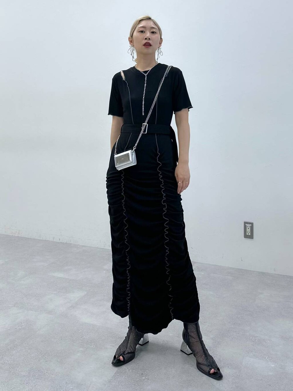 「体型カバー、着痩せ・細見え、モード、結婚式2次会、休日コーデ、デート/ロマンティック、秋コーデ、女子会、個性派、モテ、きれいめ、カラーコーデ_HARE、HARE、ワンピース」｜「HAREのメタルヒールメッシュブーサン(HARE)（サンダル、ブラック系）」を使った、hare_usamiさん（骨格ウェーブ・レディース・158cm）の春コーディネートの7枚目の写真