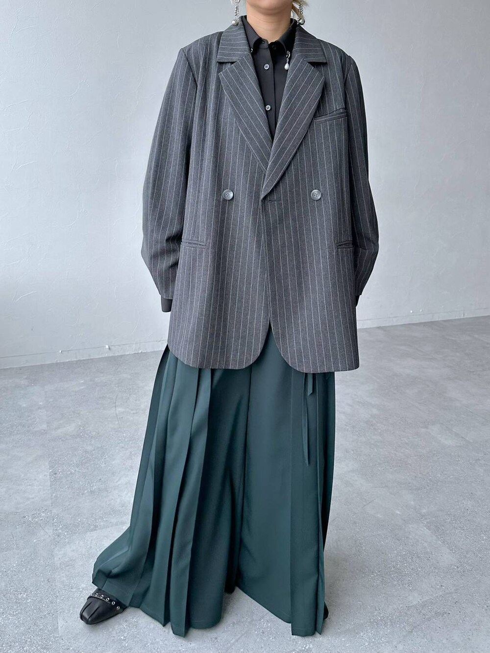 ブラック系のバレエシューズ、ブラック系のショルダーバッグ、グリーン系のその他パンツを着用したレディースの秋コーディネートの6枚目の写真