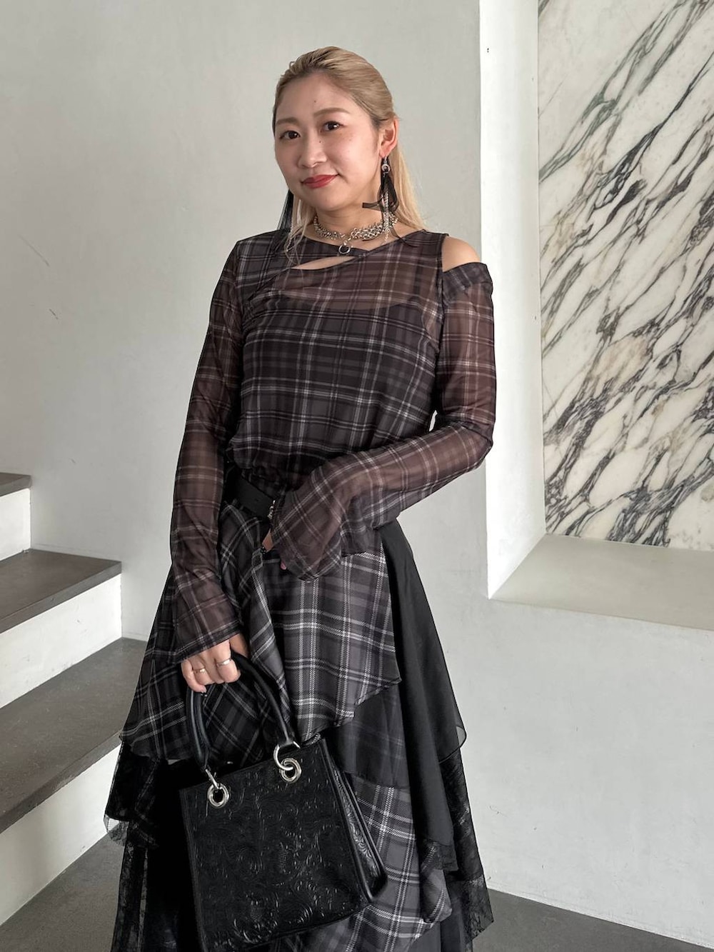 「きれいめ、着痩せ・細見え、モード、結婚式2次会、休日コーデ、デート/ロマンティック、春コーデ、女子会、個性派、モテ、カラーコーデ_HARE、HARE、セットアップ、スカート、サンダル」｜「HAREのメッシュレースアップブーサン(HARE)（サンダル、ブラック系）」を使った、hare_usamiさん（レディース・158cm）の春コーディネートの3枚目の写真