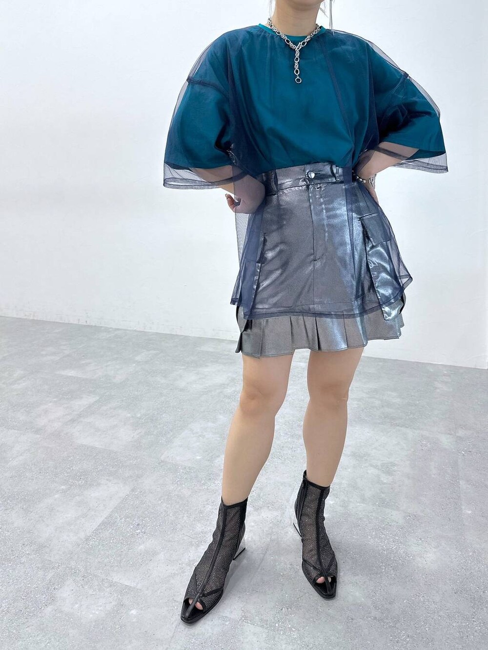 「体型カバー、着痩せ・細見え、モード、結婚式2次会、休日コーデ、デート/ロマンティック、ショートパンツ、Tシャツ、ブーツ、個性派、モテ、きれいめ、カラーコーデ_HARE、HARE、秋コーデ」｜「HAREのメタルヒールメッシュブーサン(HARE)（サンダル、ブラック系）」を使った、hare_usamiさん（骨格ウェーブ・レディース・158cm）の春コーディネートの7枚目の写真