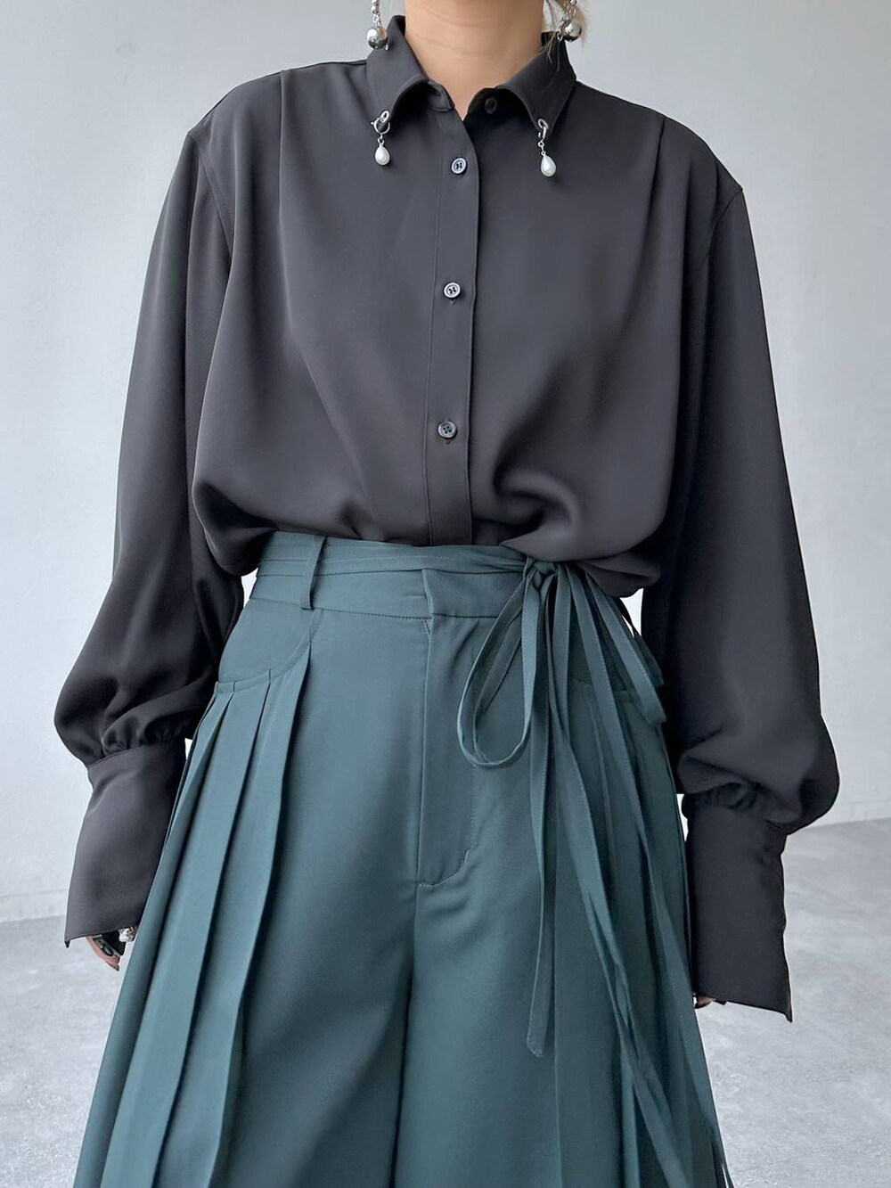 ブラック系のバレエシューズ、ブラック系のショルダーバッグ、グリーン系のその他パンツを着用したレディースの秋コーディネートの8枚目の写真