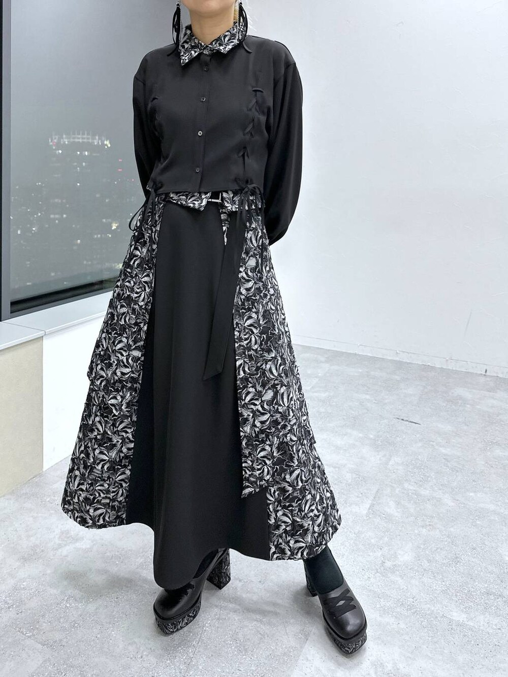 「体型カバー、着痩せ・細見え、モード、結婚式2次会、休日コーデ、デート/ロマンティック、秋コーデ、女子会、個性派、モテ、きれいめ、カラーコーデ_HARE、HARE、セットアップ、シャツ」｜「HAREのキリカエジャガードレースアップシャツ(HARE)（シャツ/ブラウス、ブラック系）」を使った、hare_usamiさん（レディース・158cm）の冬コーディネートの5枚目の写真