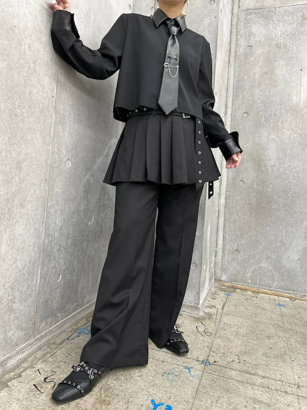 ブラック系のショルダーバッグ、ブラック系のバレエシューズ、シルバー系のピアス（両耳用）を着用したレディースの秋コーディネートの7枚目の写真