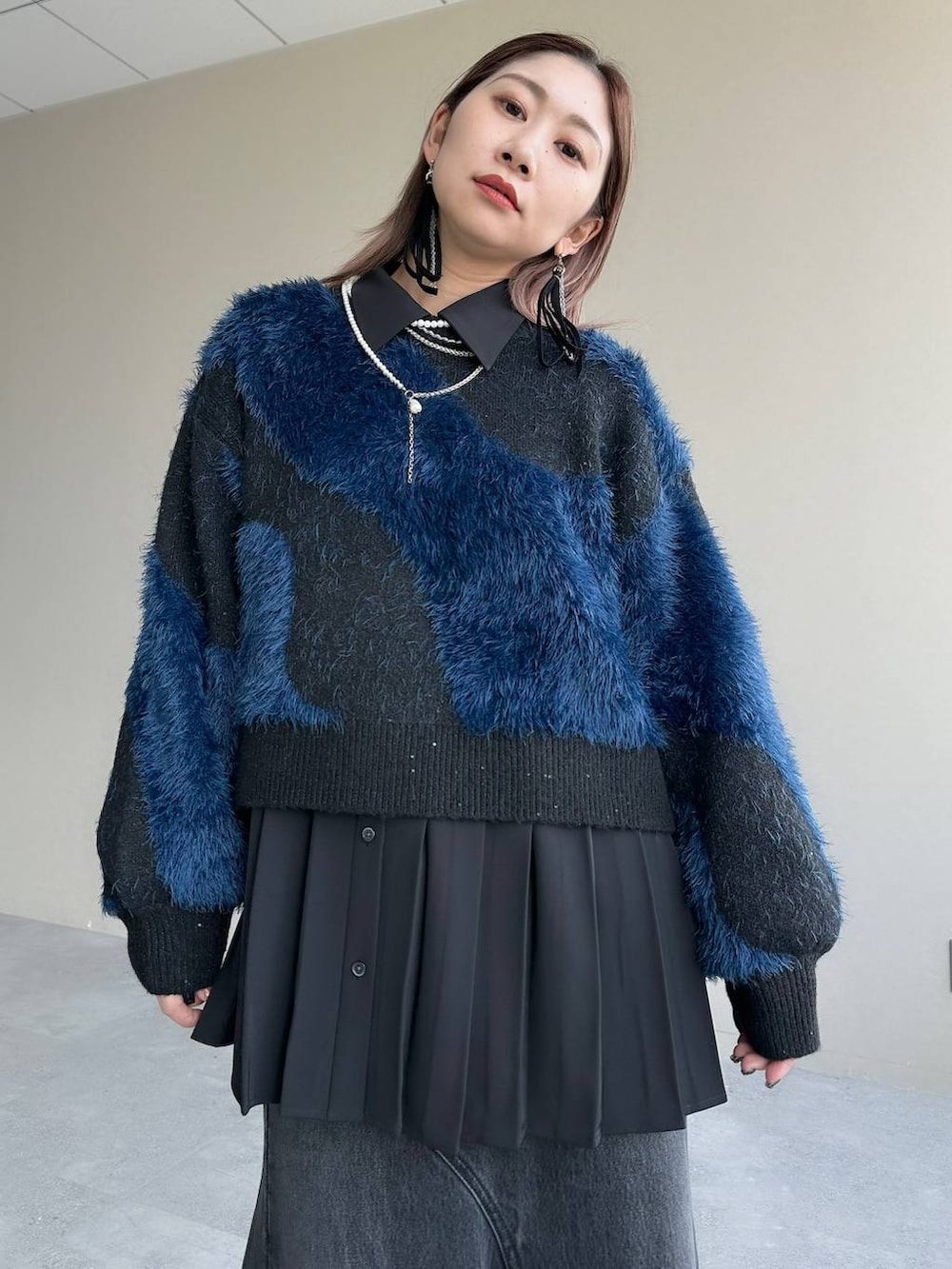 ブラック系のデニムスカート、シルバー系のブーツ、ブラック系のシャツ/ブラウスを着用したレディースの秋コーディネートの4枚目の写真