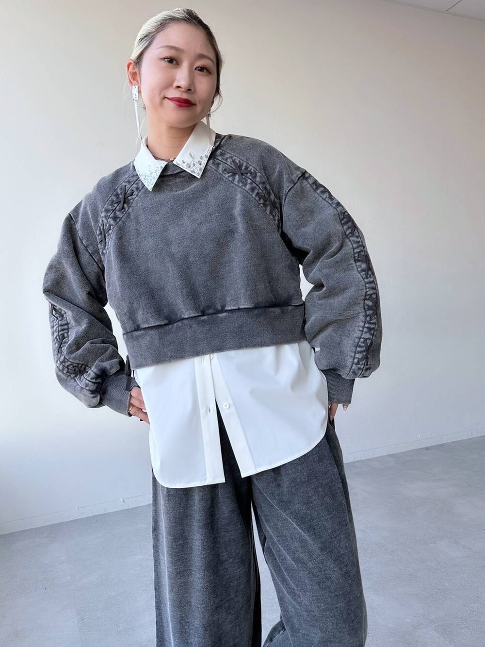 「体型カバー、着痩せ・細見え、モード、結婚式2次会、休日コーデ、デート/ロマンティック、秋コーデ、女子会、個性派、モテ、きれいめ、カラーコーデ_HARE、HARE、セットアップ、スウェット」｜「HAREのエリビジューシャツ(HARE)（シャツ/ブラウス、ホワイト系）」を使った、hare_usamiさん（レディース・158cm）の冬コーディネートの3枚目の写真