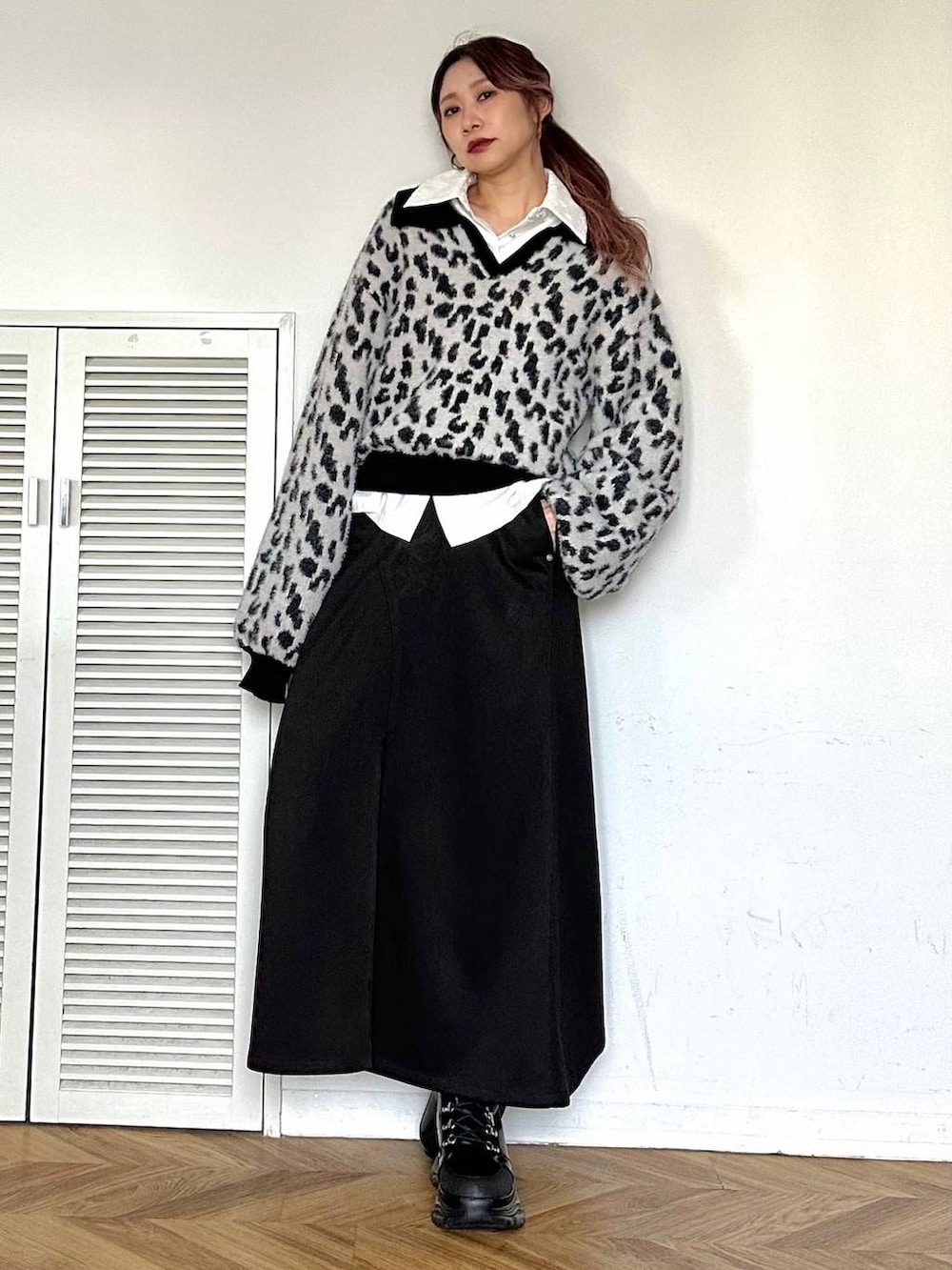 ブラック系のブーツ、ホワイト系のシャツ/ブラウス、ブラック系のスカートを着用したレディースの秋コーディネートの7枚目の写真