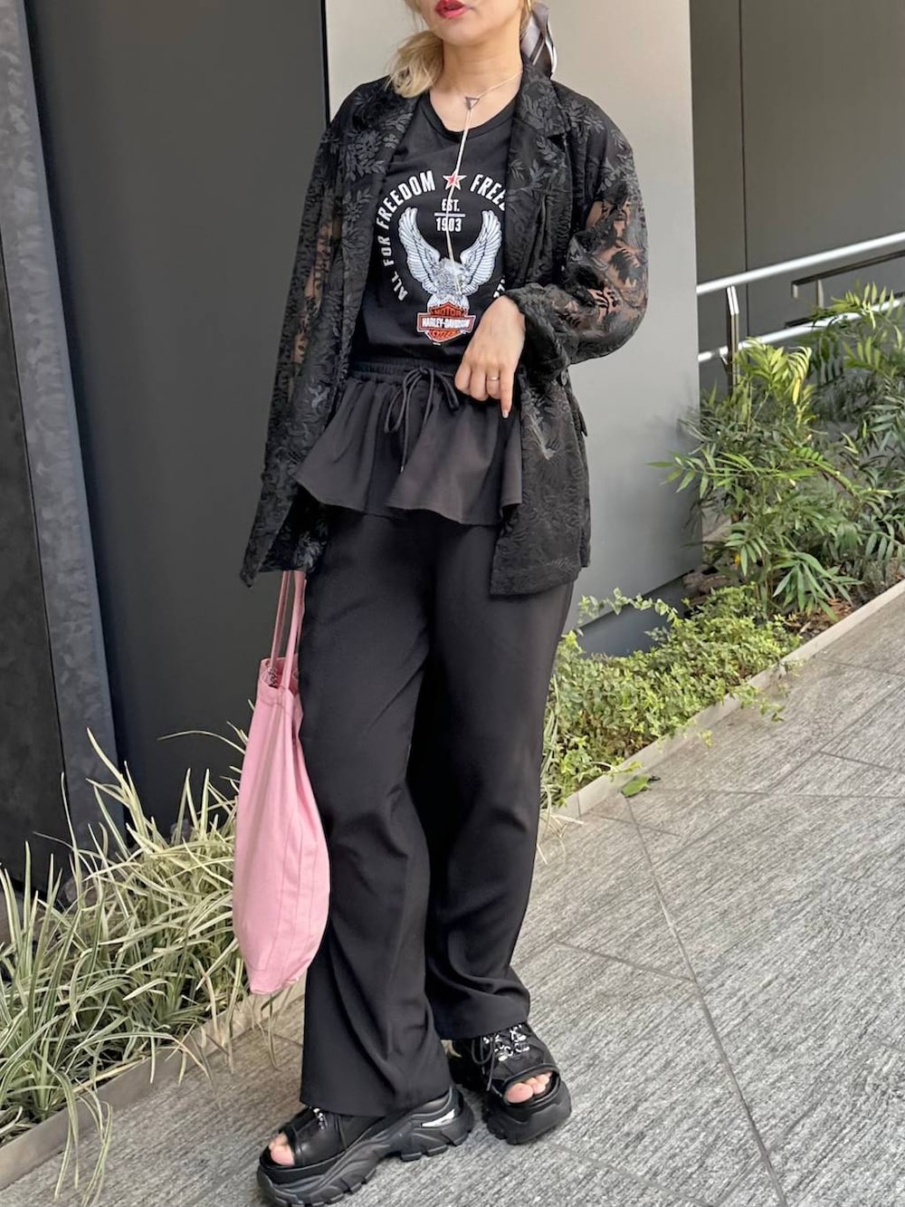 「きれいめ、着痩せ・細見え、モード、結婚式2次会、休日コーデ、デート/ロマンティック、夏コーデ、女子会、個性派、モテ、カラーコーデ_HARE、HARE、ワイドパンツ、ジャケット」｜「HAREのラメメッシュスニーカーサンダル(HARE)（サンダル、ブラック系）」を使った、hare_usamiさん（レディース・158cm）の夏コーディネートの7枚目の写真