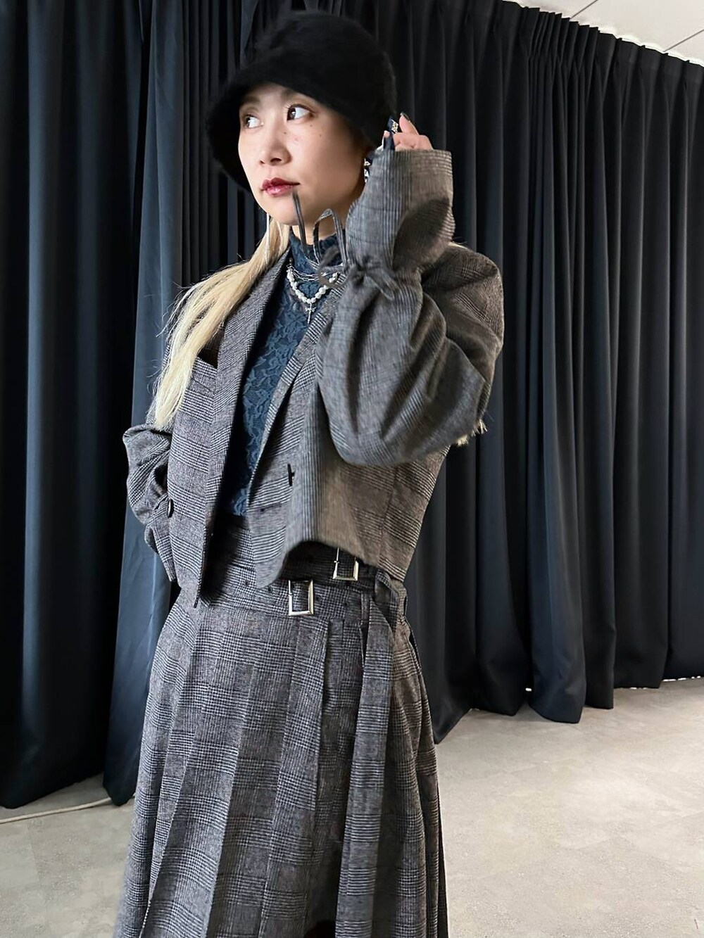 「体型カバー、着痩せ・細見え、モード、結婚式2次会、休日コーデ、デート/ロマンティック、秋コーデ、女子会、個性派、モテ、きれいめ、カラーコーデ_HARE、HARE、セットアップ、ハット」｜「HAREのベルトデザインローファー(HARE)（ローファー、ブラック系）」を使った、hare_usamiさん（骨格ウェーブ・レディース・158cm）の秋コーディネートの4枚目の写真