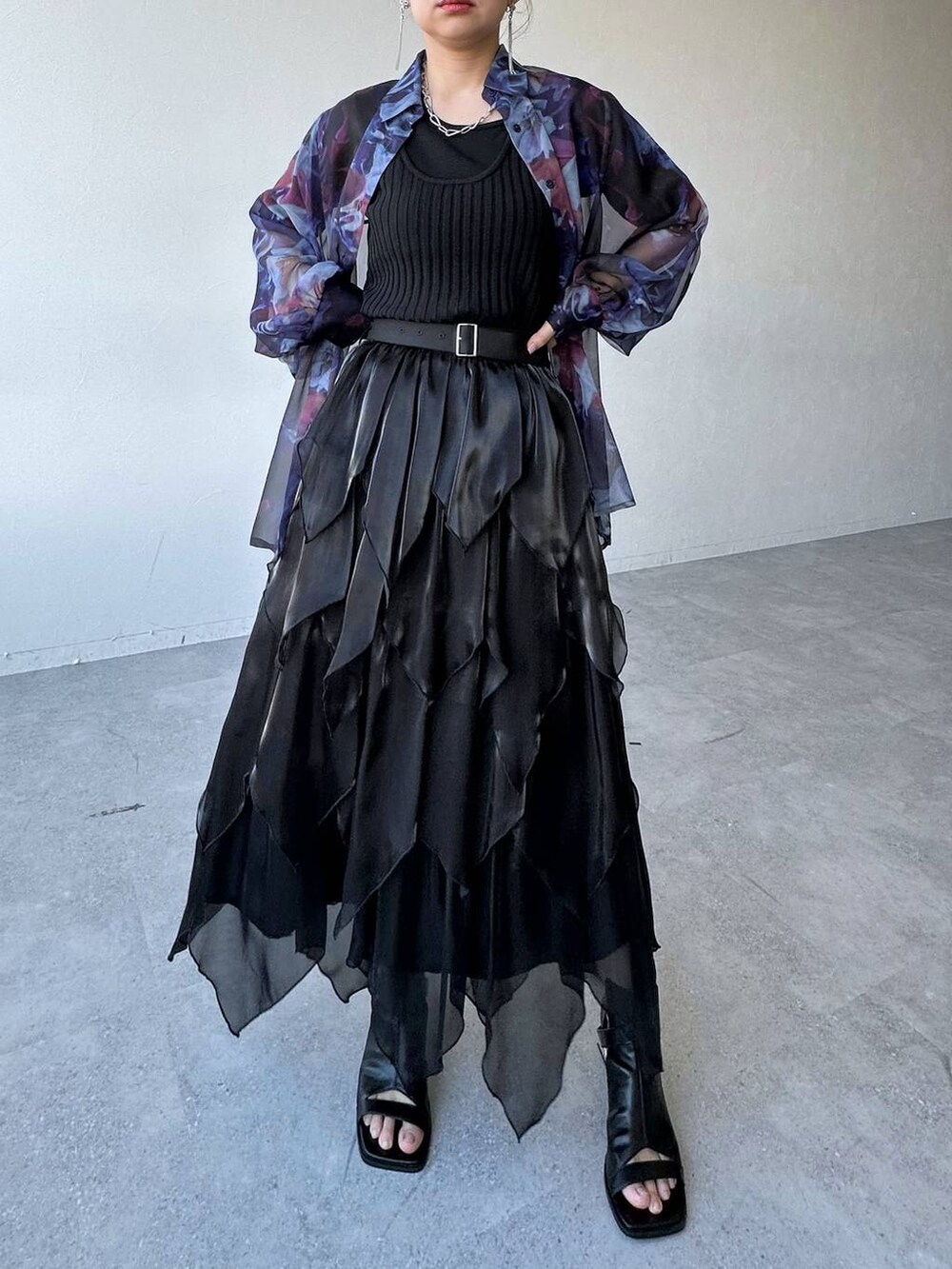 ブラック系のサンダル、ブラック系のニット/セーター、パープル系のシャツ/ブラウスを着用したレディースの春コーディネートの6枚目の写真