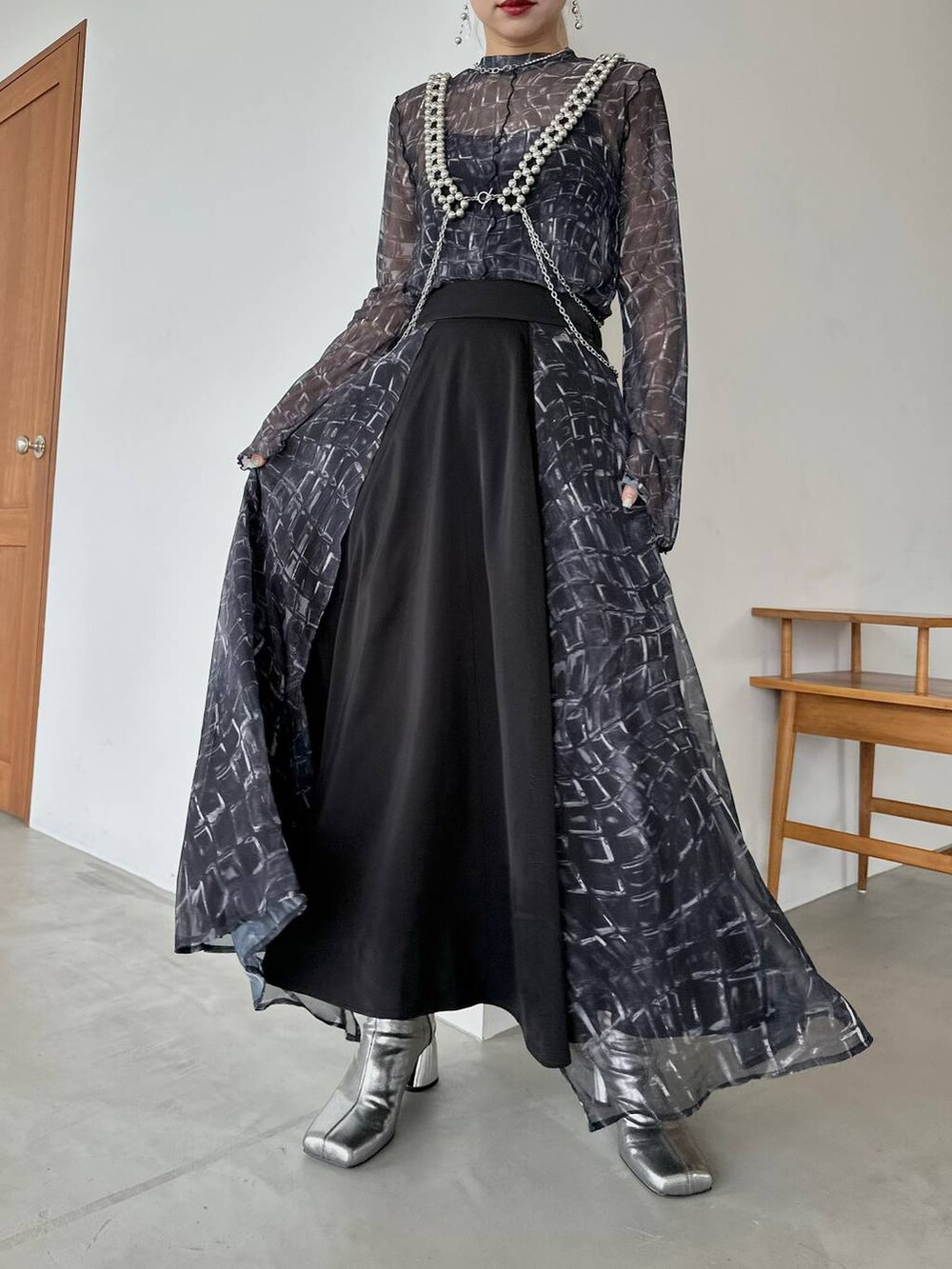 「セットアップ、ロングスカート、ブーツ、体型カバー、着痩せ・細見え、モード、結婚式2次会、休日コーデ、デート/ロマンティック、秋コーデ、女子会、個性派、モテ、きれいめ、カラーコーデ_HARE」｜「HAREのメタルヒールストレッチブーツ(HARE)（ブーツ、シルバー系）」を使った、hare_usamiさん（骨格ウェーブ・レディース・158cm）の夏コーディネートの6枚目の写真