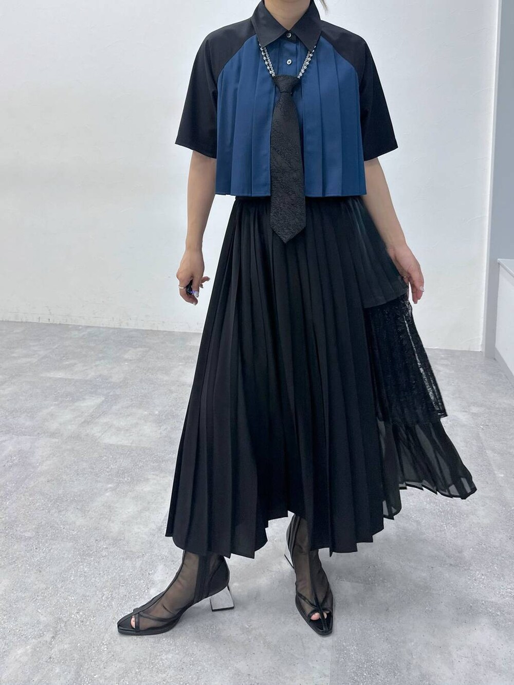 「カラーコーデ_HARE、HARE、ロングスカート、シャツ、体型カバー、着痩せ・細見え、モード、結婚式2次会、休日コーデ、デート/ロマンティック、秋コーデ、女子会、個性派、モテ、きれいめ」｜「HAREのメタルヒールメッシュブーサン(HARE)（サンダル、ブラック系）」を使った、hare_usamiさん（骨格ウェーブ・レディース・158cm）の春コーディネートの5枚目の写真