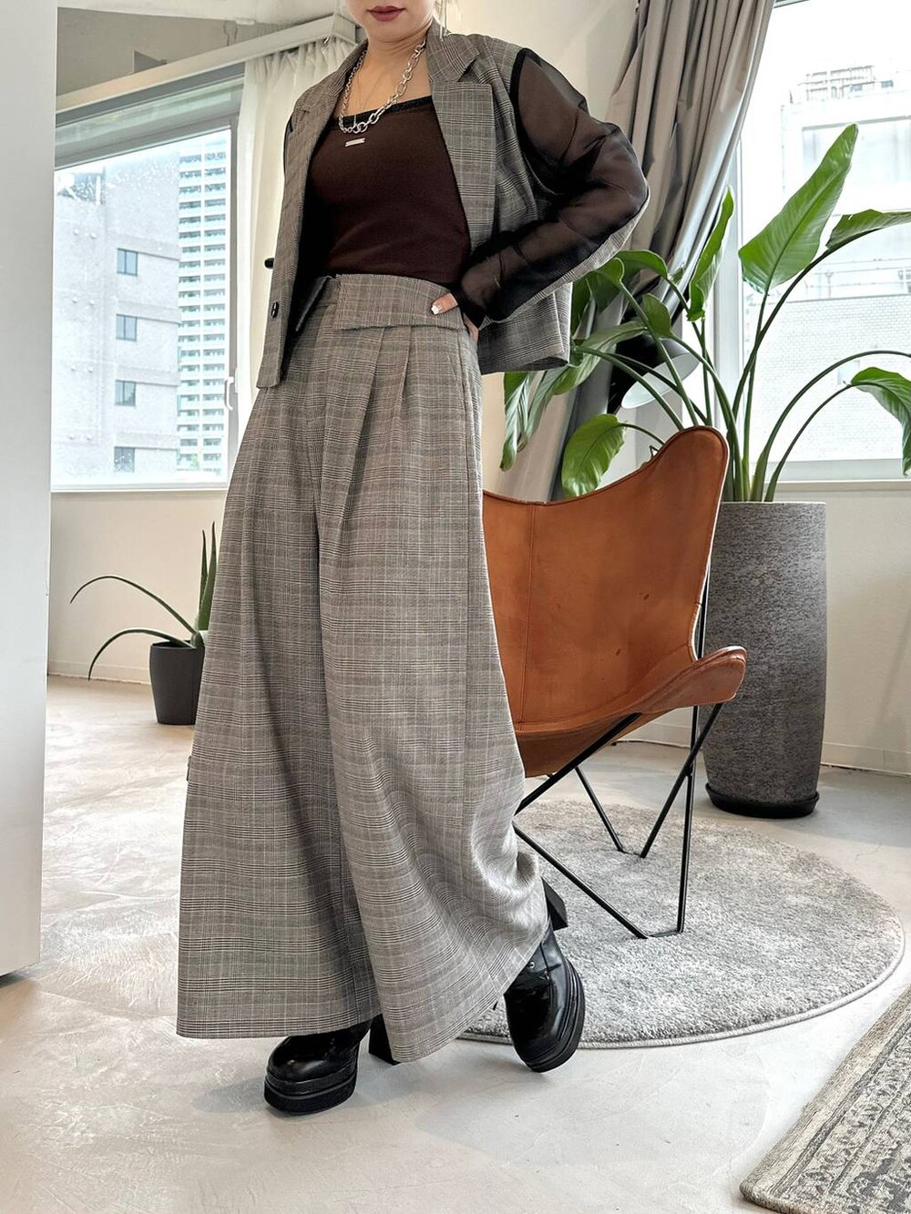 ブラック系のサンダル、ブラウン系のキャミソール、ブラウン系のその他パンツを着用したレディースの夏コーディネートの7枚目の写真