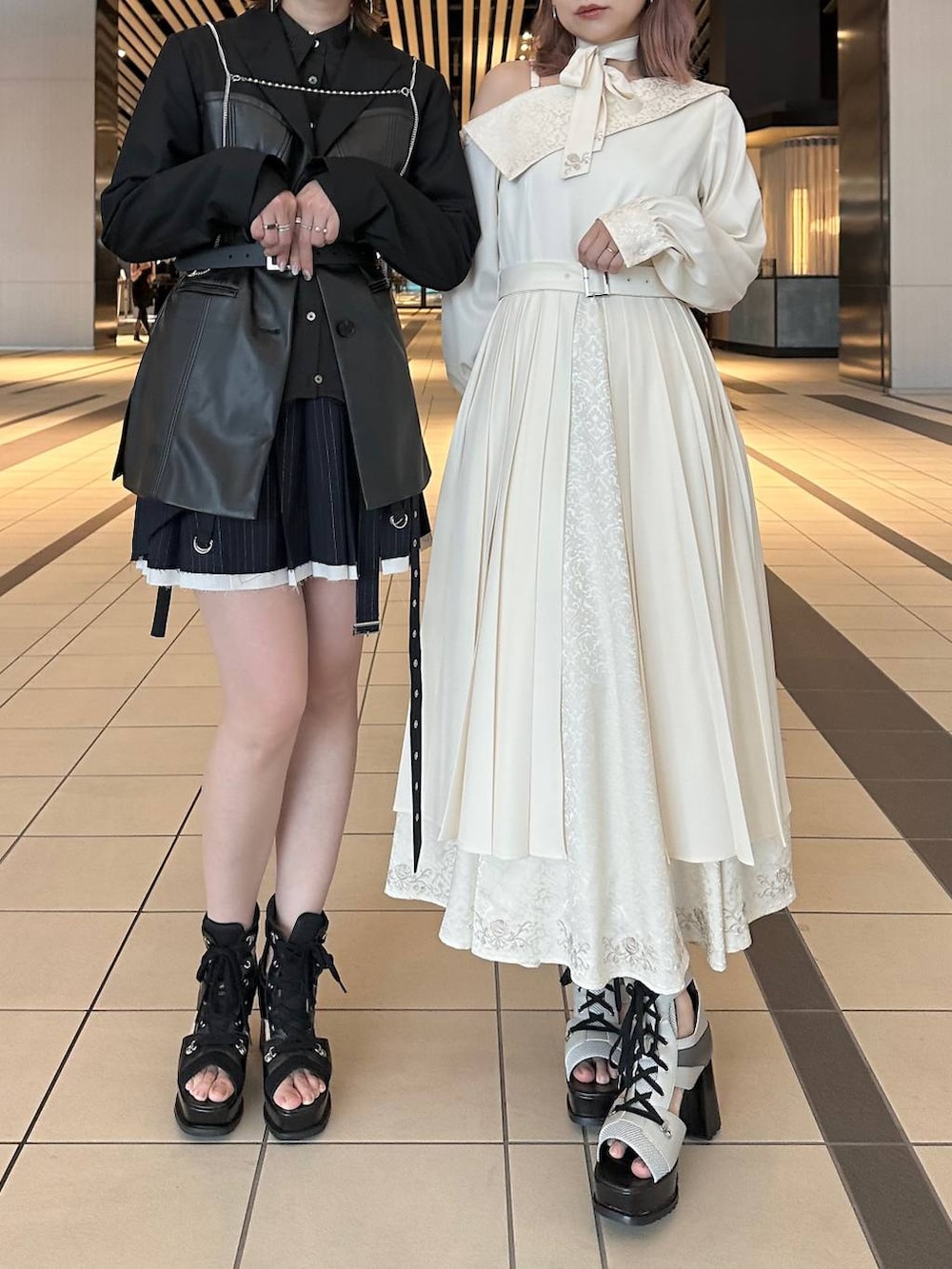 ブラック系のブーツ、ベージュ系のブーツ、ブラック系のベルトを着用したレディースの春コーディネートの4枚目の写真