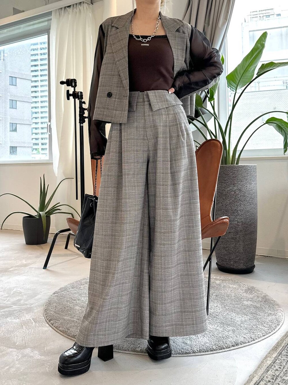 ブラック系のサンダル、ブラウン系のキャミソール、ブラウン系のその他パンツを着用したレディースの夏コーディネートの6枚目の写真