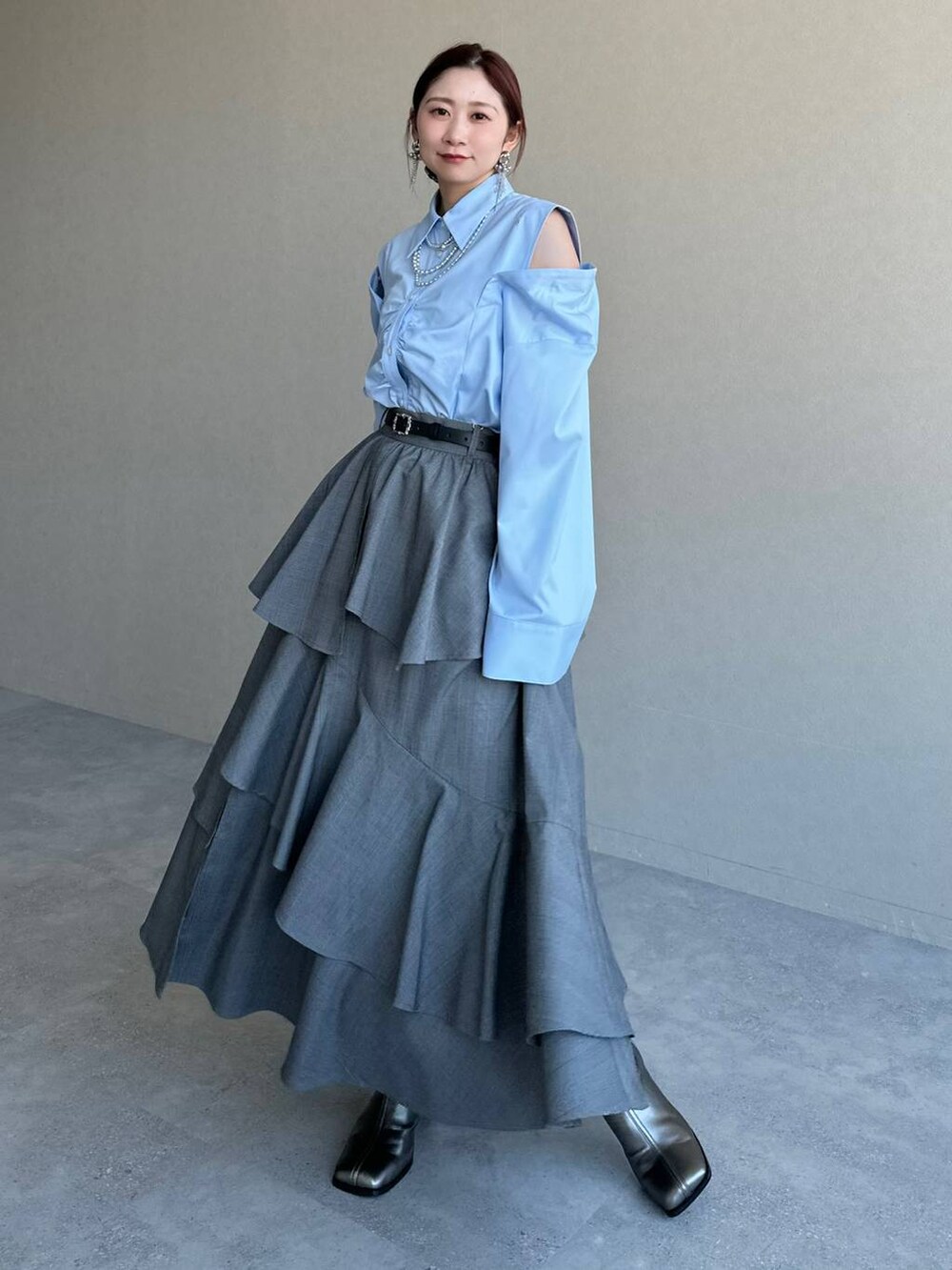 シルバー系のブーツ、ブルー系のシャツ/ブラウス、シルバー系のイヤリングを着用したレディースの冬コーディネートの6枚目の写真